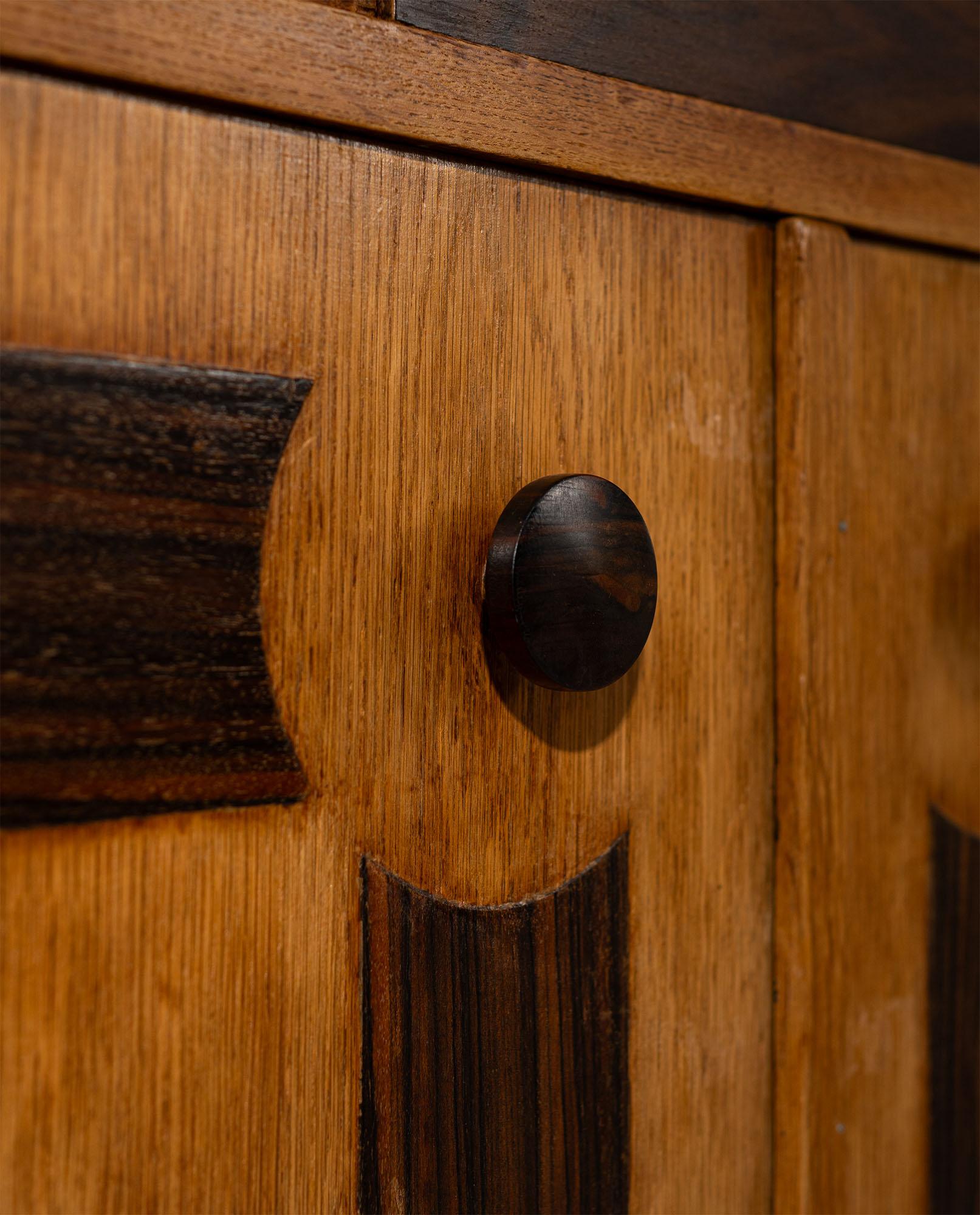 Credenza in Oak della Scuola di Amsterdam con intarsi in Coromandel, 1920-1930 in vendita 4