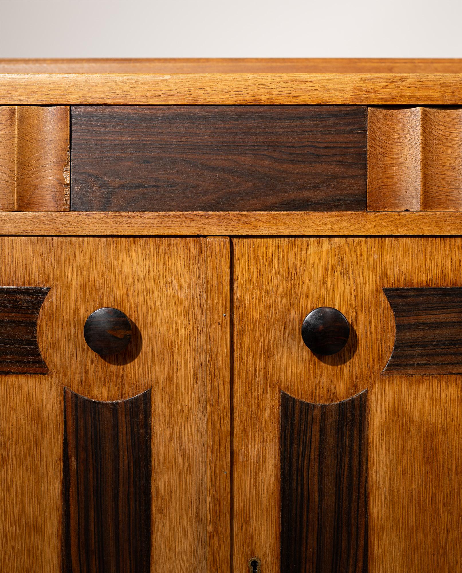 Intarsio Credenza in Oak della Scuola di Amsterdam con intarsi in Coromandel, 1920-1930 in vendita