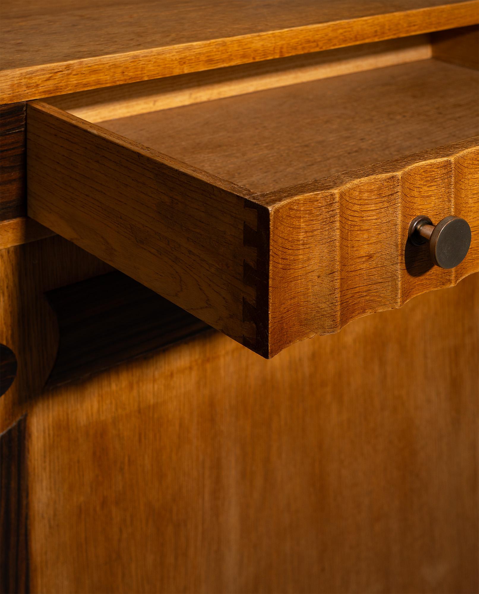 Inizio XX secolo Credenza in Oak della Scuola di Amsterdam con intarsi in Coromandel, 1920-1930 in vendita