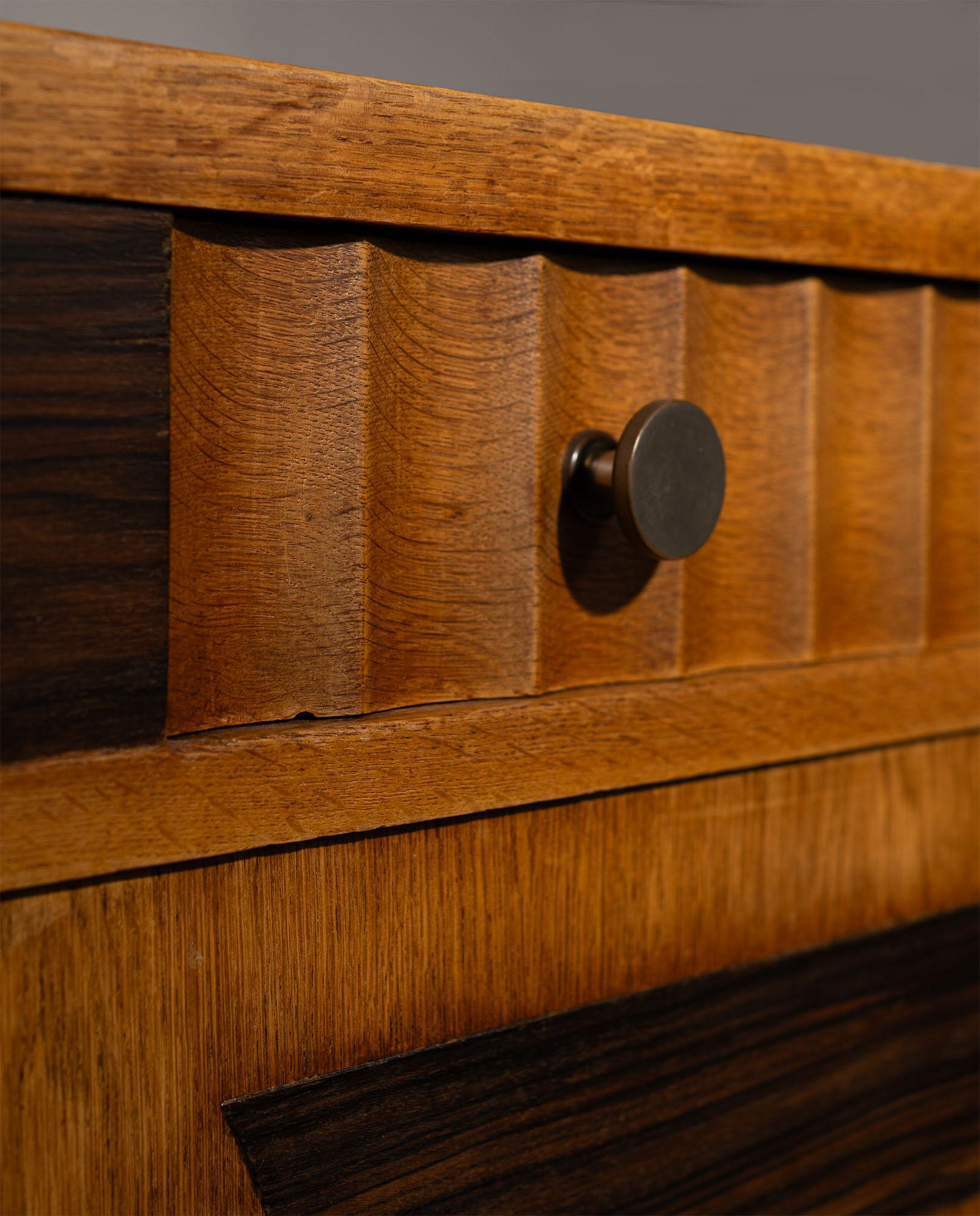 Quercia Credenza in Oak della Scuola di Amsterdam con intarsi in Coromandel, 1920-1930 in vendita
