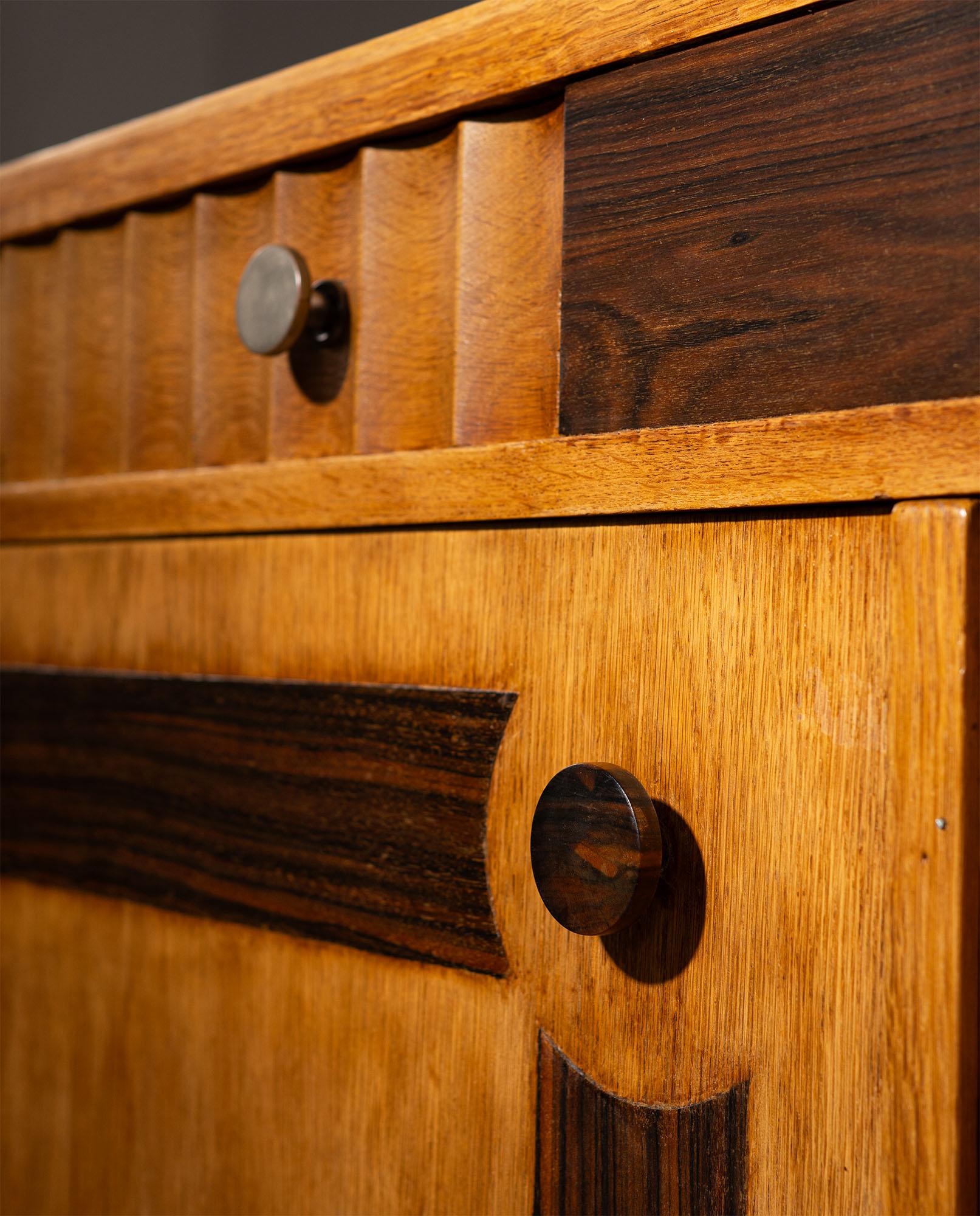 Credenza in Oak della Scuola di Amsterdam con intarsi in Coromandel, 1920-1930 in vendita 1