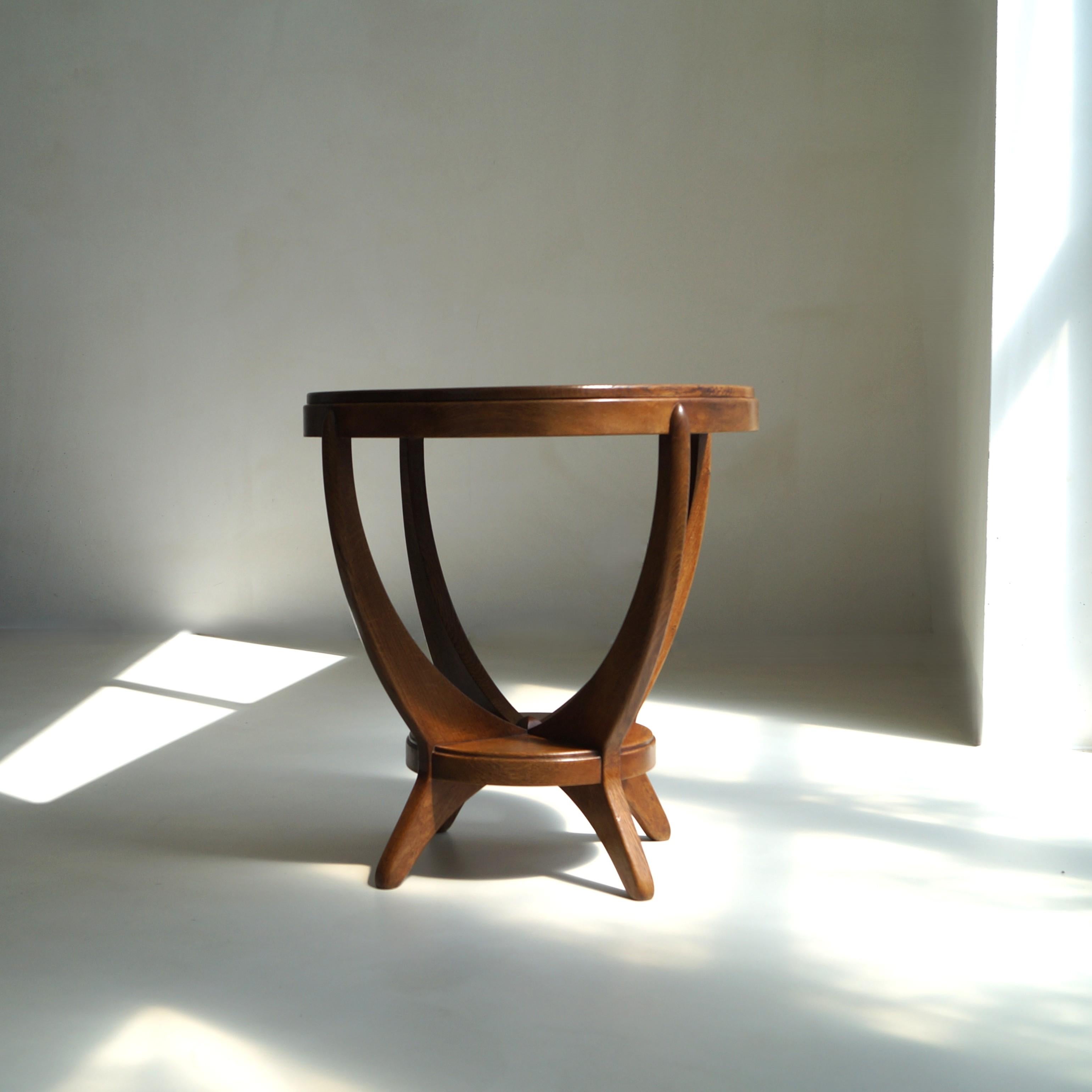 Une élégante table d'appoint ou d'appoint en chêne, marquée d'une étiquette en métal L.O.V. Oosterbeek et documentée - créée par A.F. (Adriaan Frederik) van der Weij (1885-1977). La table est en très bon état, très bien fabriquée et parfaitement