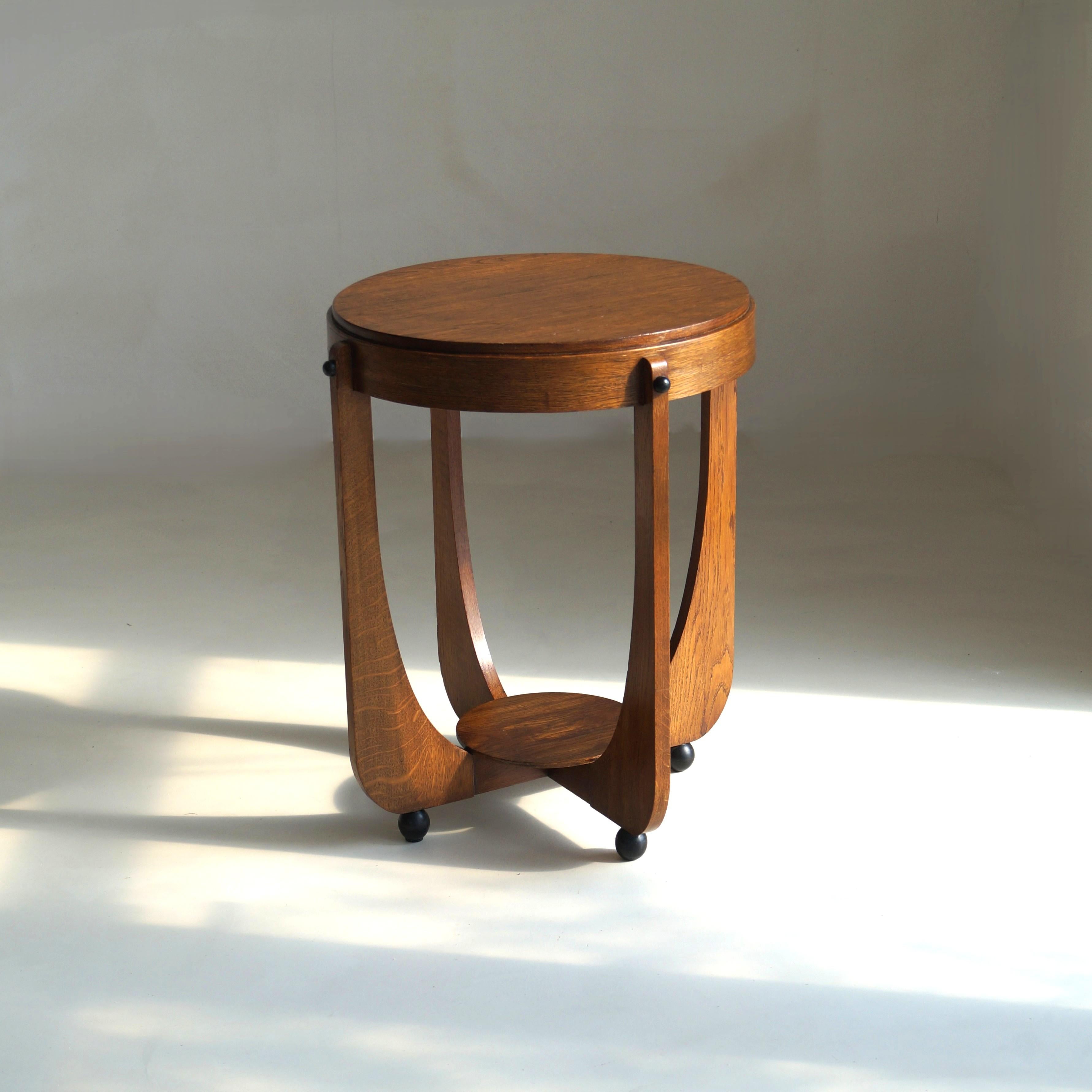 Elegante tavolino o tavolino in stile Art Déco olandese in legno di quercia e sfere laccate nere per i piedi, un tavolo ben fatto con dettagli meravigliosi. 
Il pezzo reca il timbro Genneper Molen sul lato inferiore - a conferma che questo tavolo è