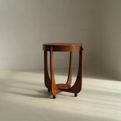 Mesa auxiliar de la Escuela de Amsterdam sobre pies de bola, por Genneper Molen, años 20