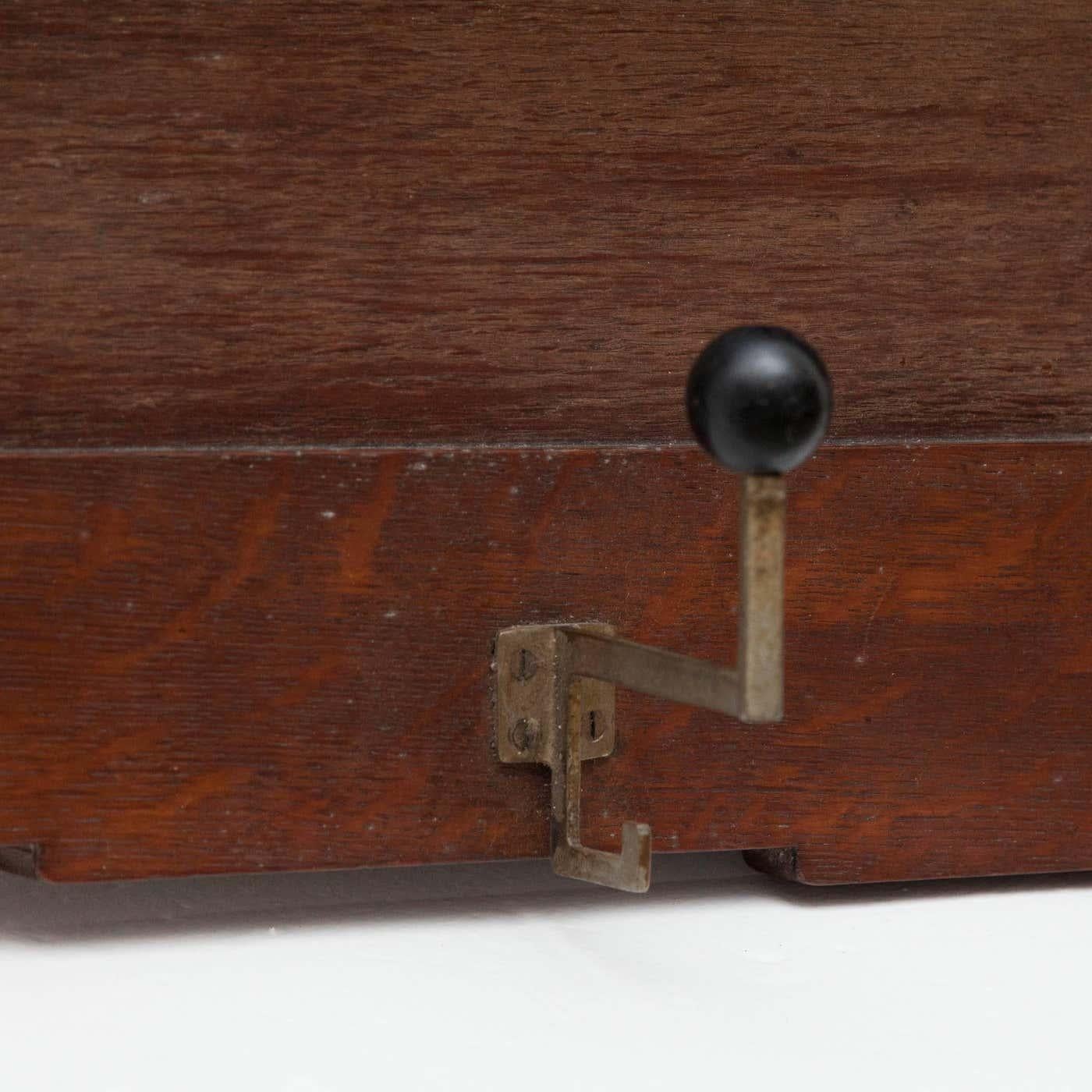 Olandese Appendiabiti in stile scuola di Amsterdam Wood e ganci in metallo, circa 1940 in vendita