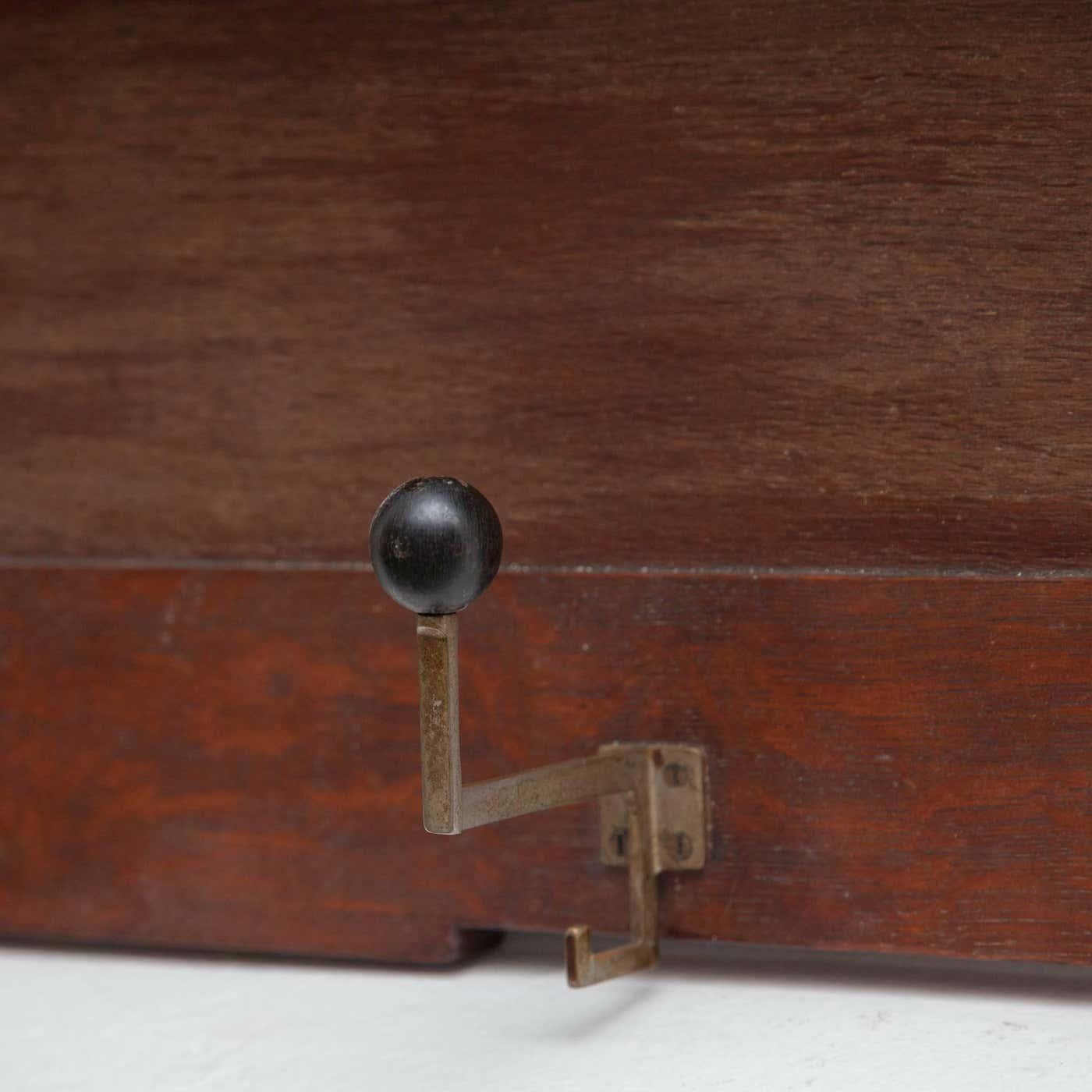 Appendiabiti in stile scuola di Amsterdam Wood e ganci in metallo, circa 1940 In condizioni buone in vendita a Barcelona, ES