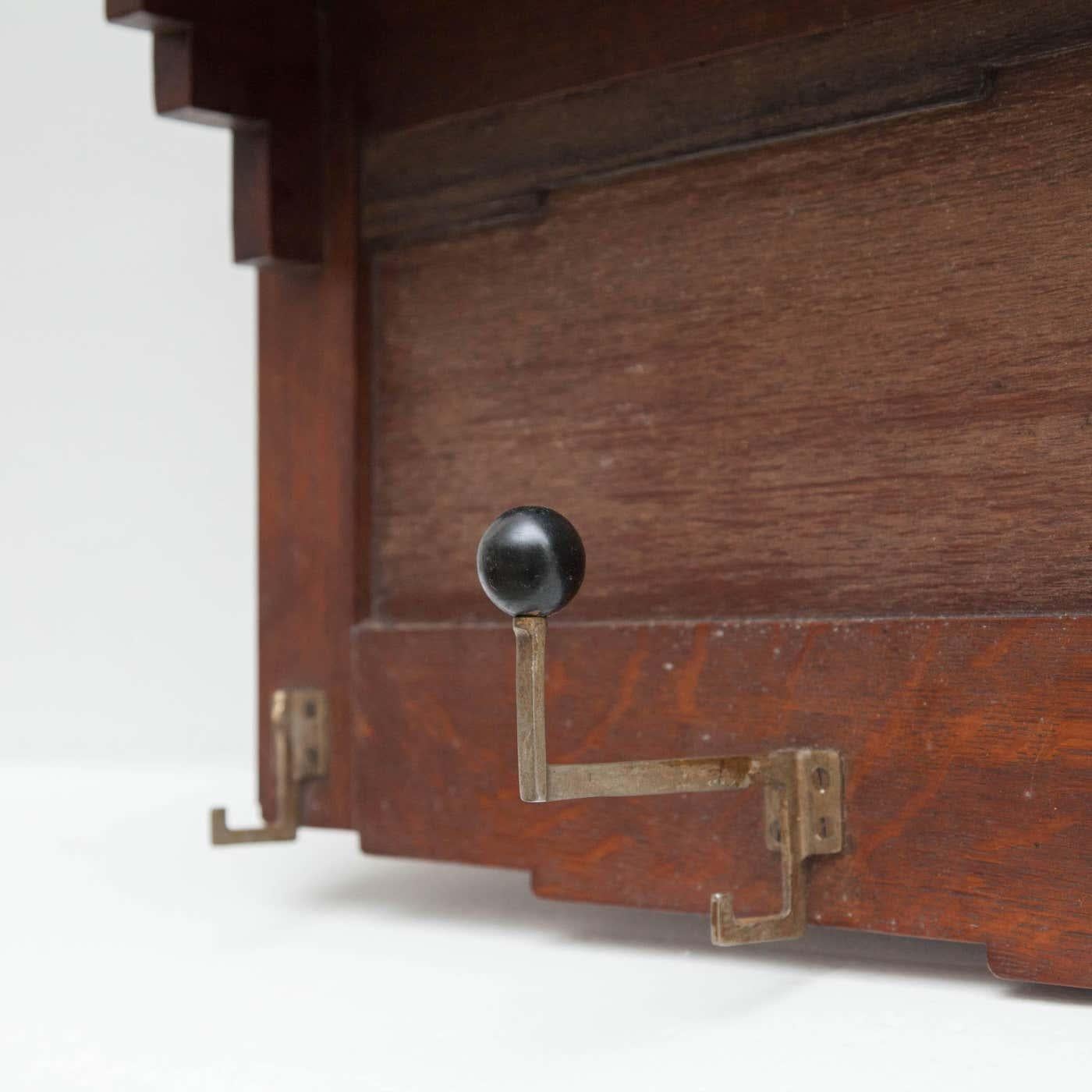 Metallo Appendiabiti in stile scuola di Amsterdam Wood e ganci in metallo, circa 1940 in vendita