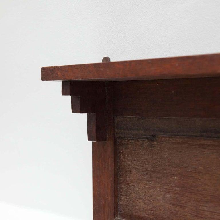 Appendiabiti in stile scuola di Amsterdam Wood e ganci in metallo, circa 1940 in vendita 1