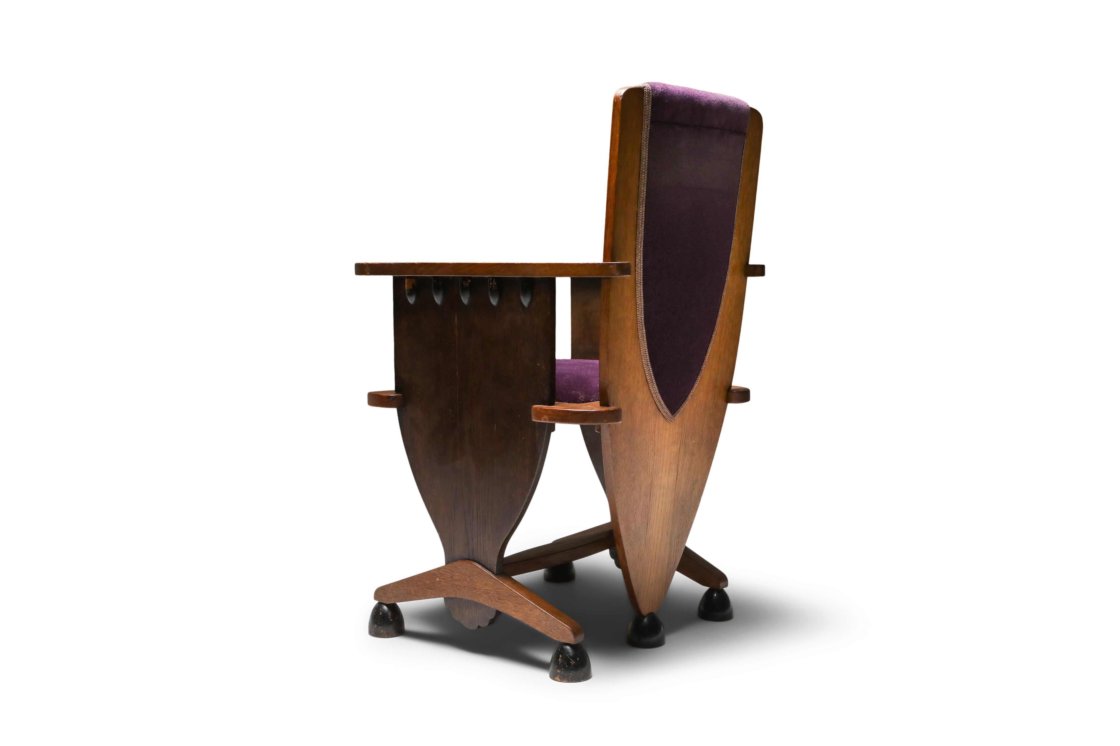 Amsterdamer Schule, ungewöhnlicher Sessel mit lila Velours, Amsterdam (Arts and Crafts) im Angebot