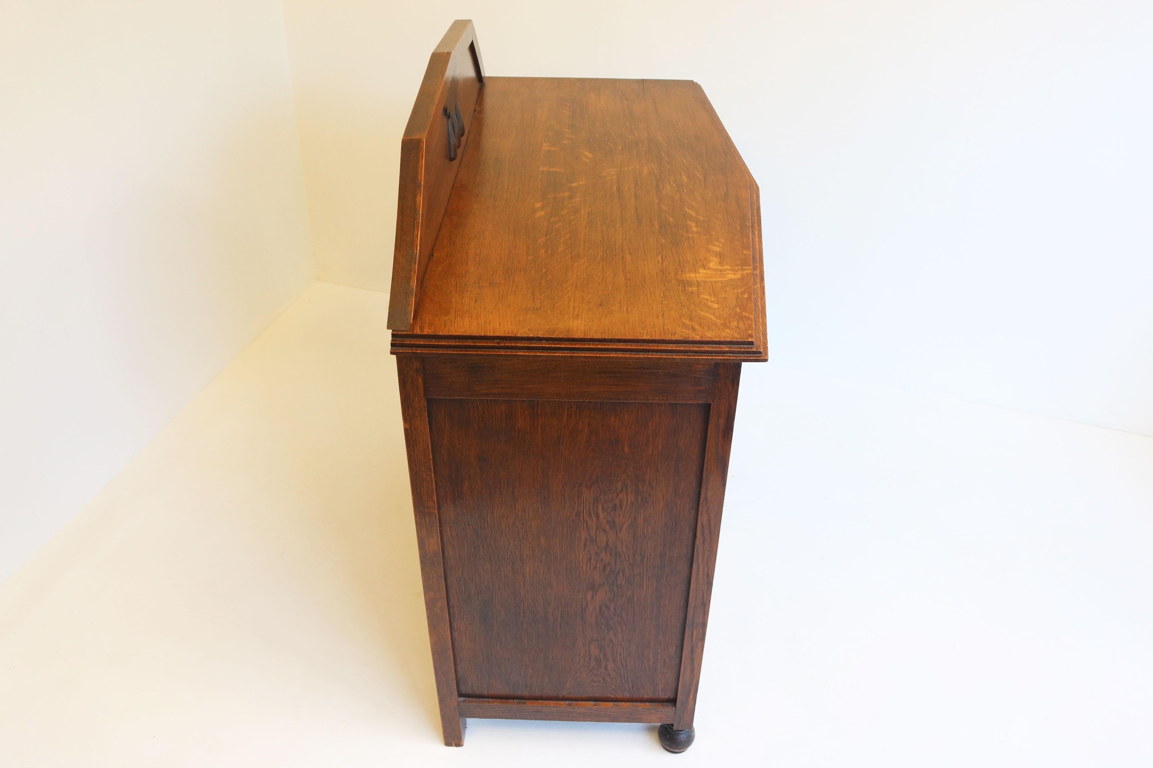 Amsterdams school tea cabinet / display cabinet European oak beveled glass 1920 For Sale 3