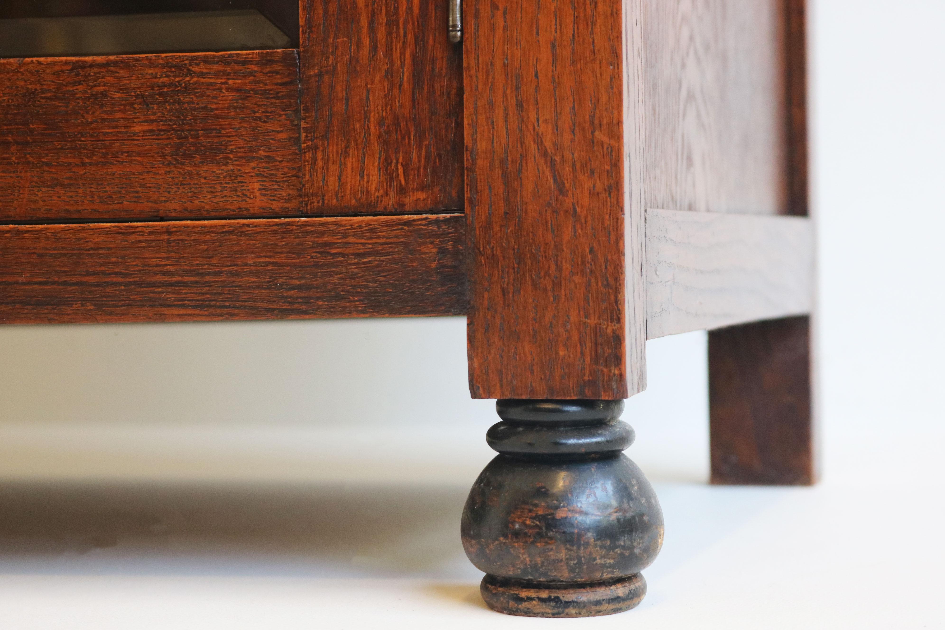 Amsterdams school tea cabinet / display cabinet European oak beveled glass 1920 In Good Condition For Sale In Ijzendijke, NL