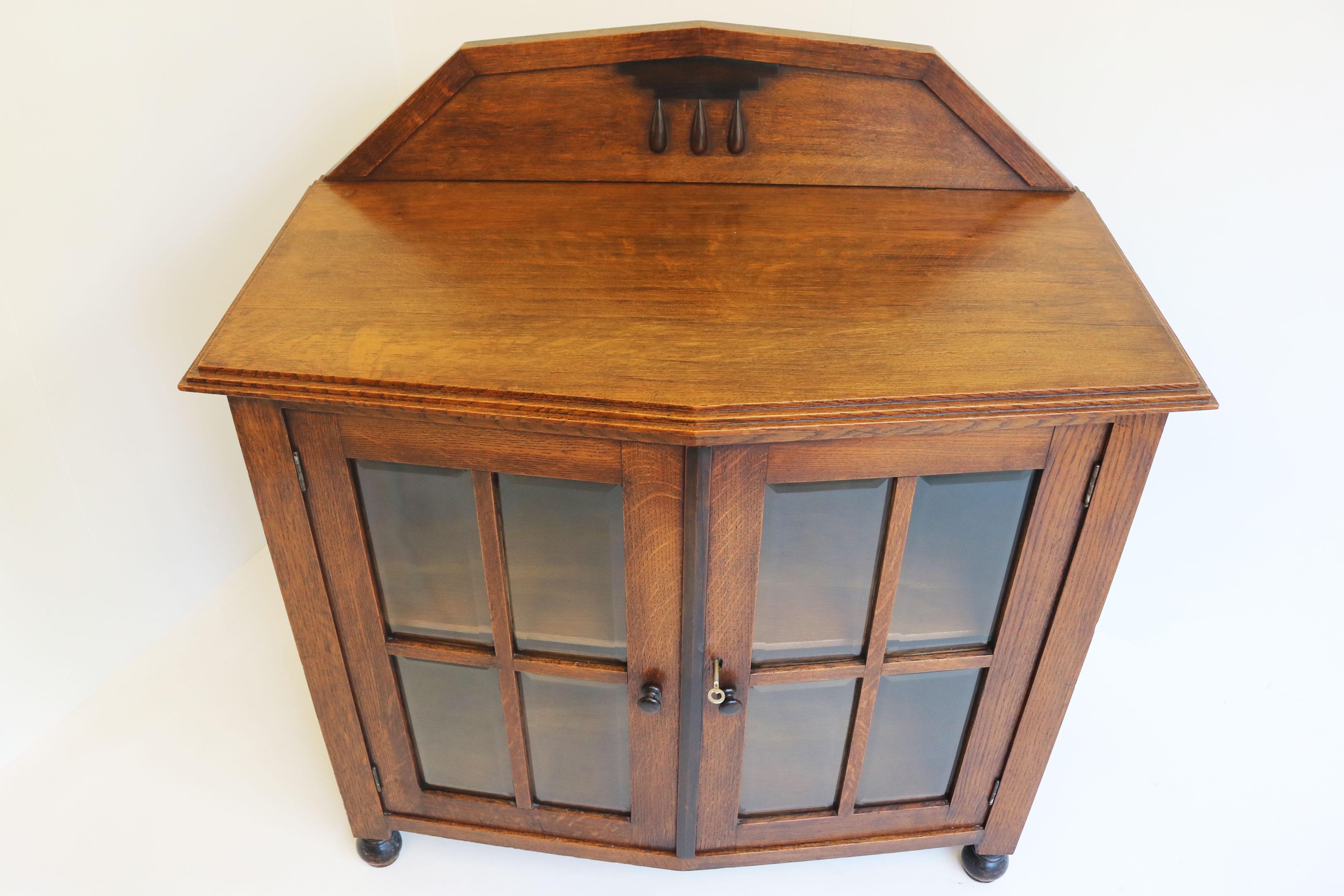 Amsterdams school tea cabinet / display cabinet European oak beveled glass 1920 For Sale 1