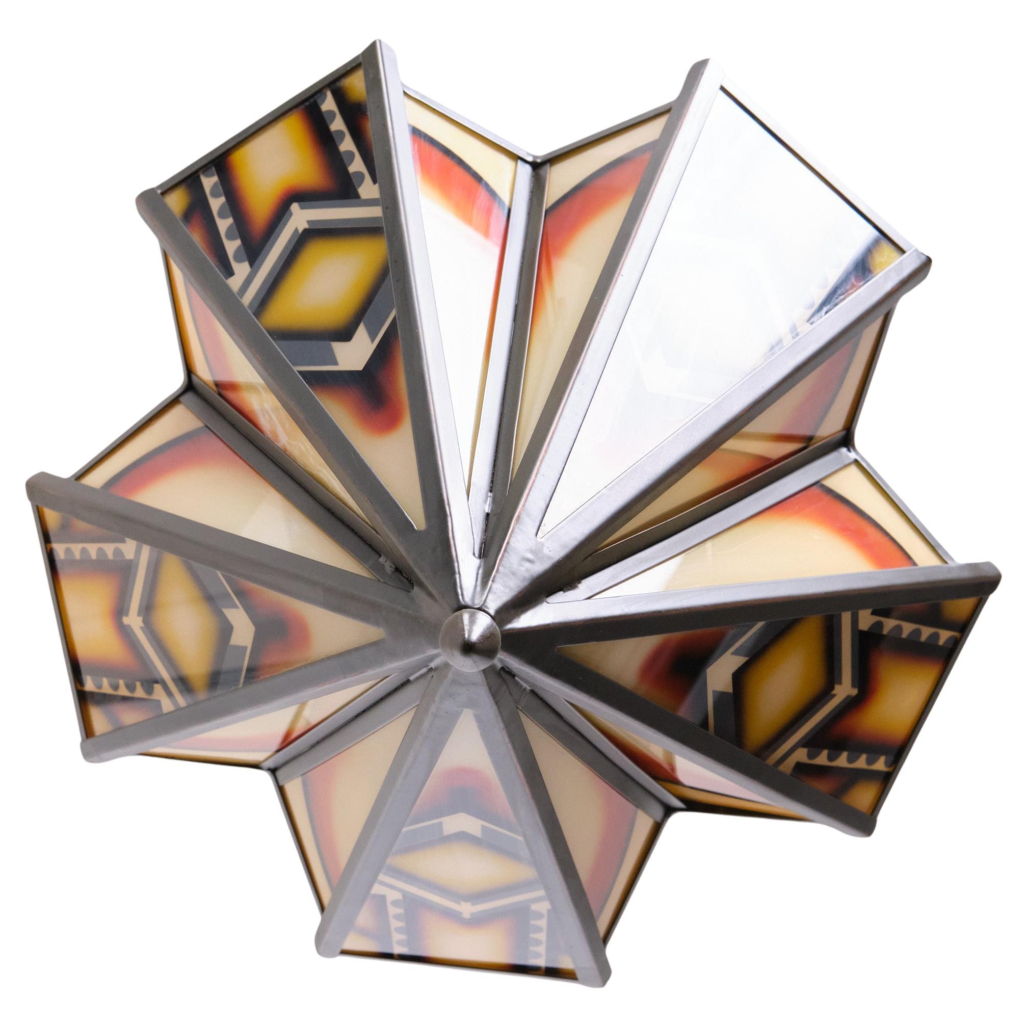 Très beau lustre en verre teinté en forme de parapluie pliant,
Dans le style de l'école d'Amsterdam, Art déco. Raccords et armatures fabriqués 
par Gispen Giso . Le cadre en laiton est coulé par Art the France . signé .
Une grande ampoule E27 est