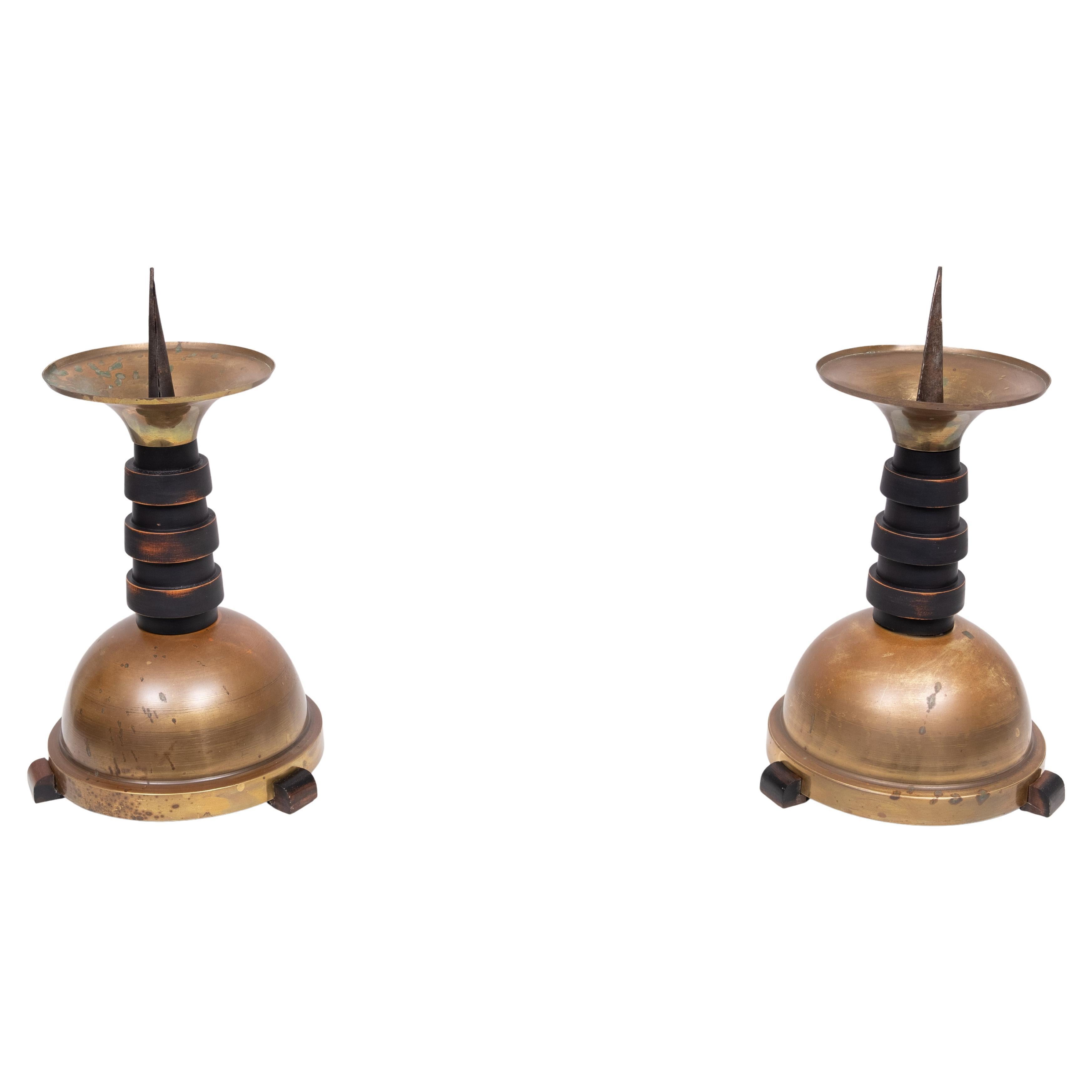 Muy bonito par de palos de vela de la Iglesia, en un estilo de la Escuela de Amsterdam.
Art Decó holandés. 1920/30s  Latón con pies de madera de Coromandel .
En el centro Madera de haya ebonizada escalonada 