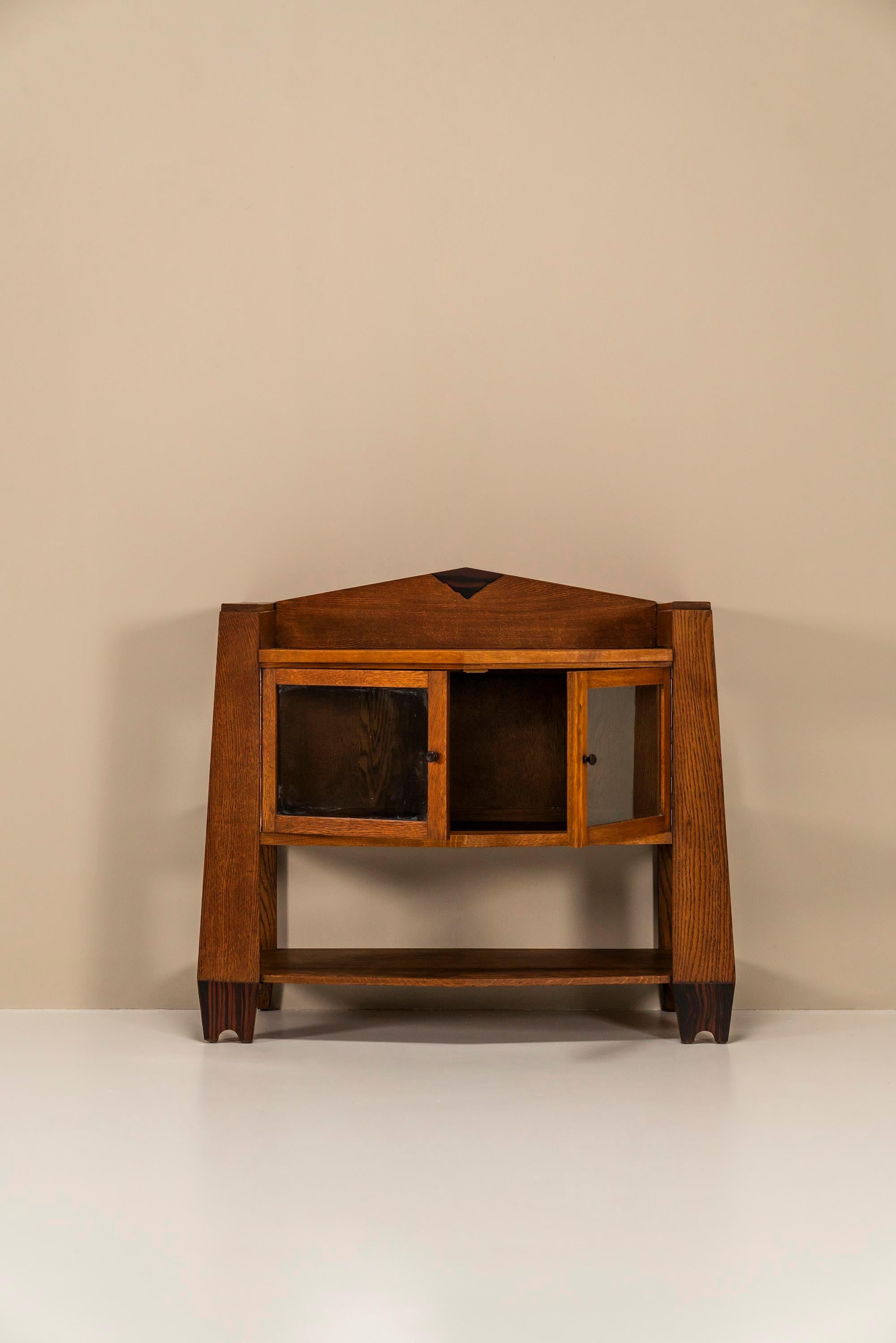 Armario de la Escuela de Ámsterdam en roble y macasar.Un encantador armario diseñado y fabricado en estilo de la Escuela de Ámsterdam. El diseño básico es simétrico y, en realidad, sólo la decoración de macasar de la parte superior del mueble revela