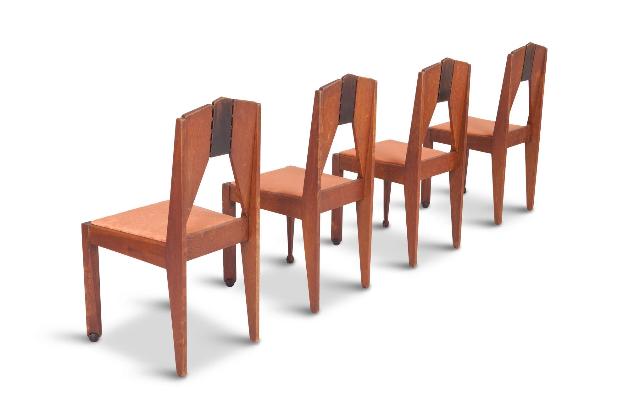 Amsterdamse School Dining Chairs in Skin Velvet  (Moderne der Mitte des Jahrhunderts)