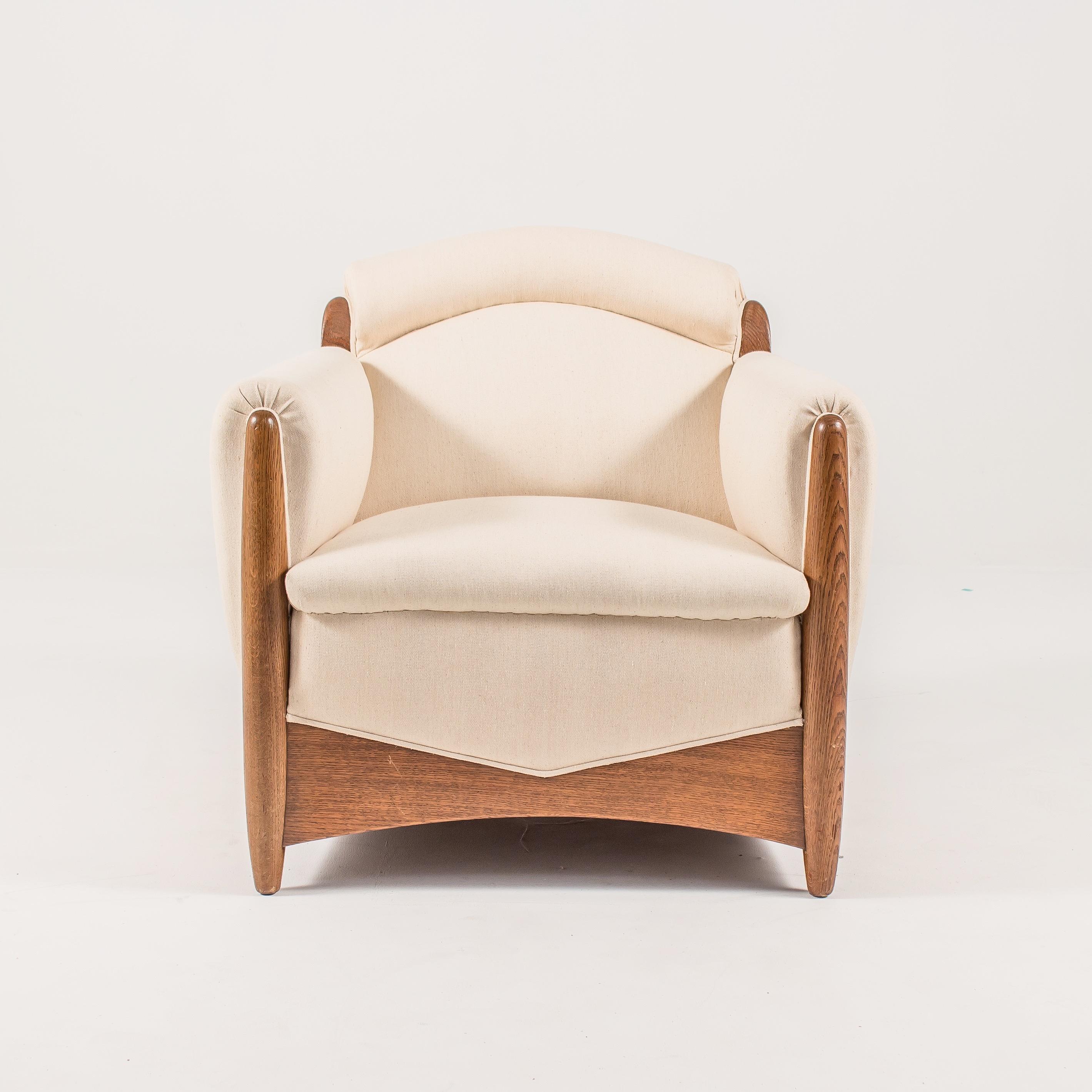 The upholstered seat and back set within an oak frame with sweeping sides and turned uprights with bun feet to the back.

Netherlands, circa 1920s.