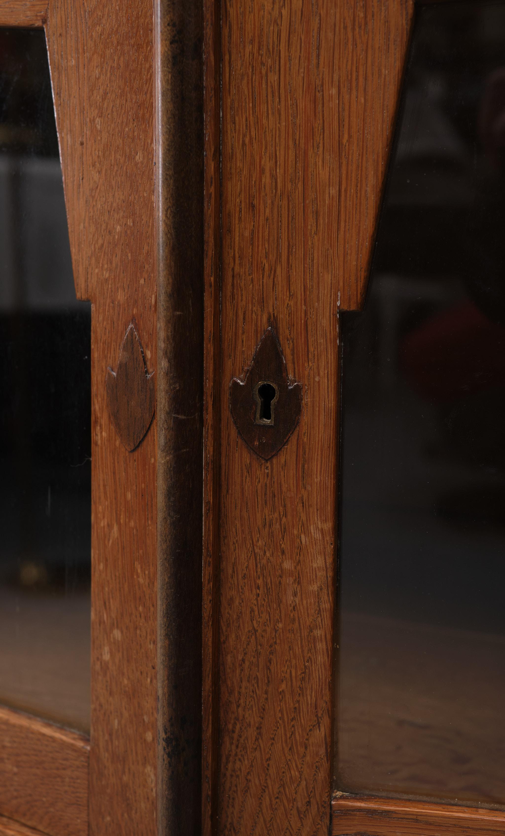 Amsterdamse School Oak Buffet, 1920s, Holland In Good Condition In Den Haag, NL