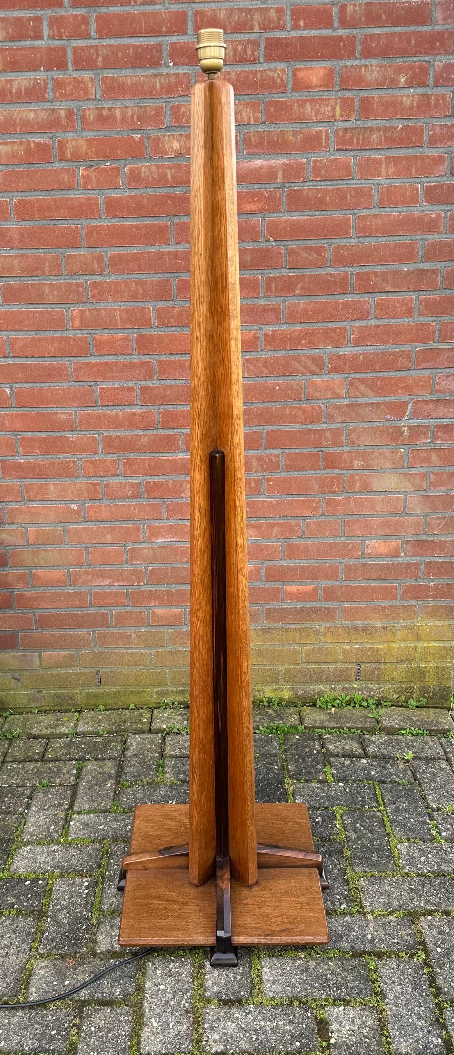 Amsterdamse School Lámpara de pie de roble de Heres Veendam - Dutch Architectural Design Tallado a mano en venta