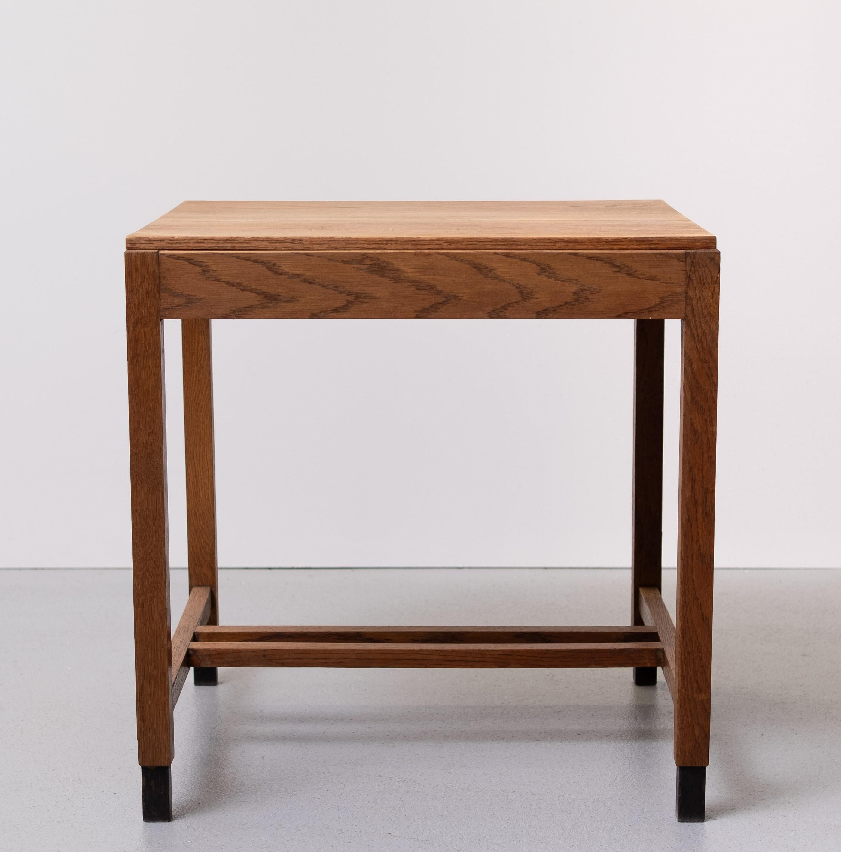Néerlandais École d'Amsterdam  Table à écrire en Oak  Art déco néerlandais  1930s en vente