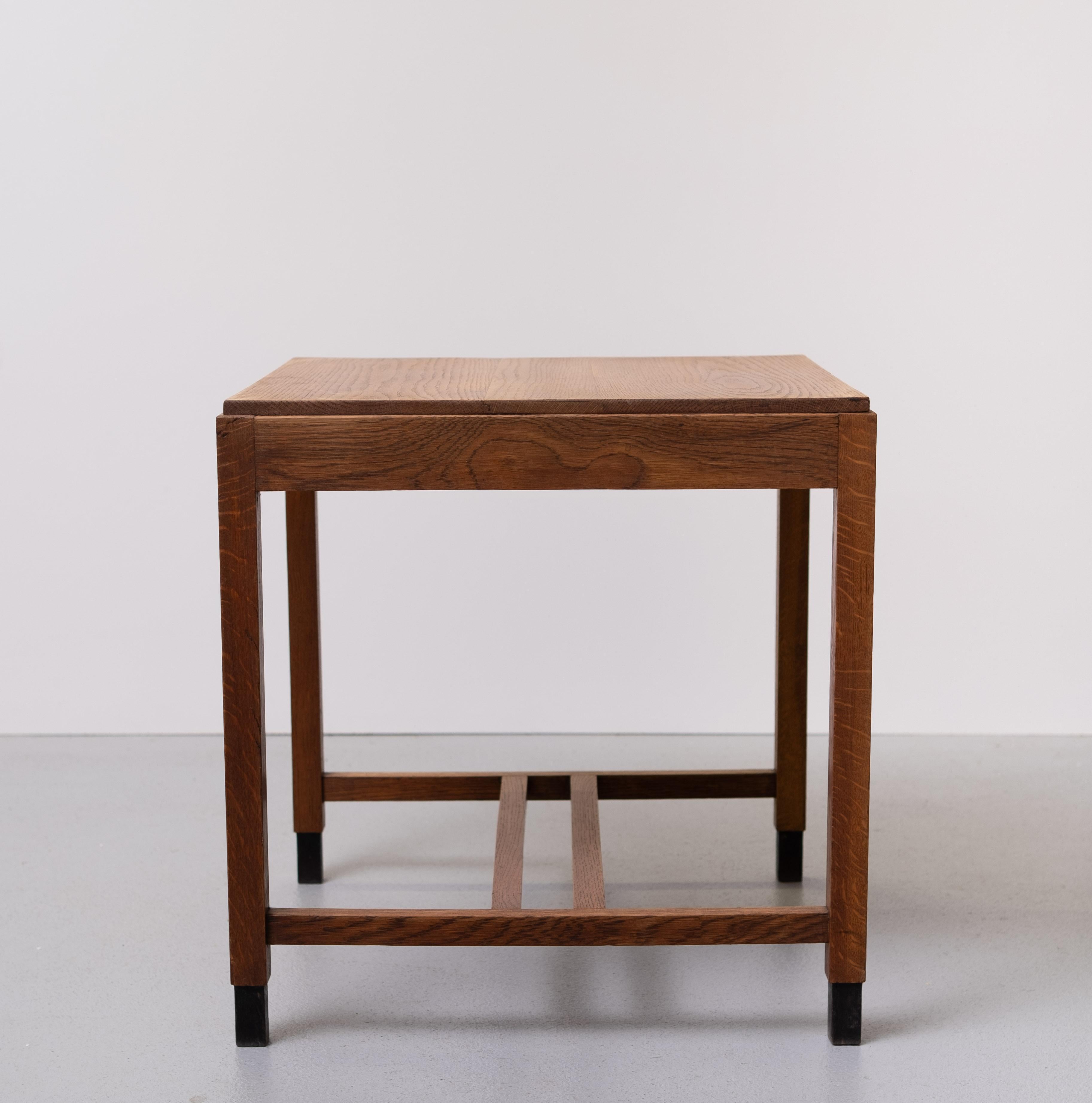 Début du 20ème siècle École d'Amsterdam  Table à écrire en Oak  Art déco néerlandais  1930s en vente