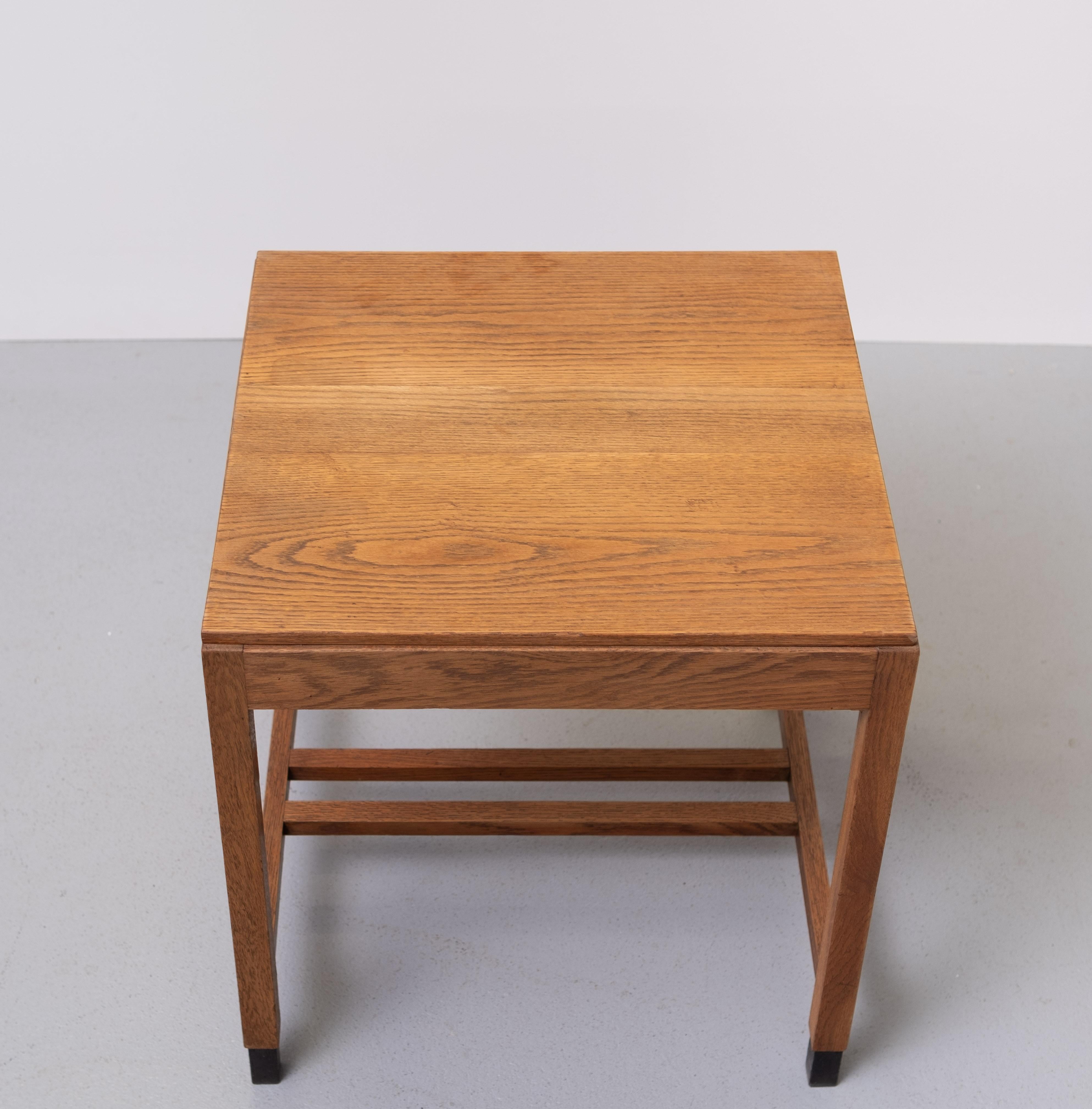 Chêne École d'Amsterdam  Table à écrire en Oak  Art déco néerlandais  1930s en vente