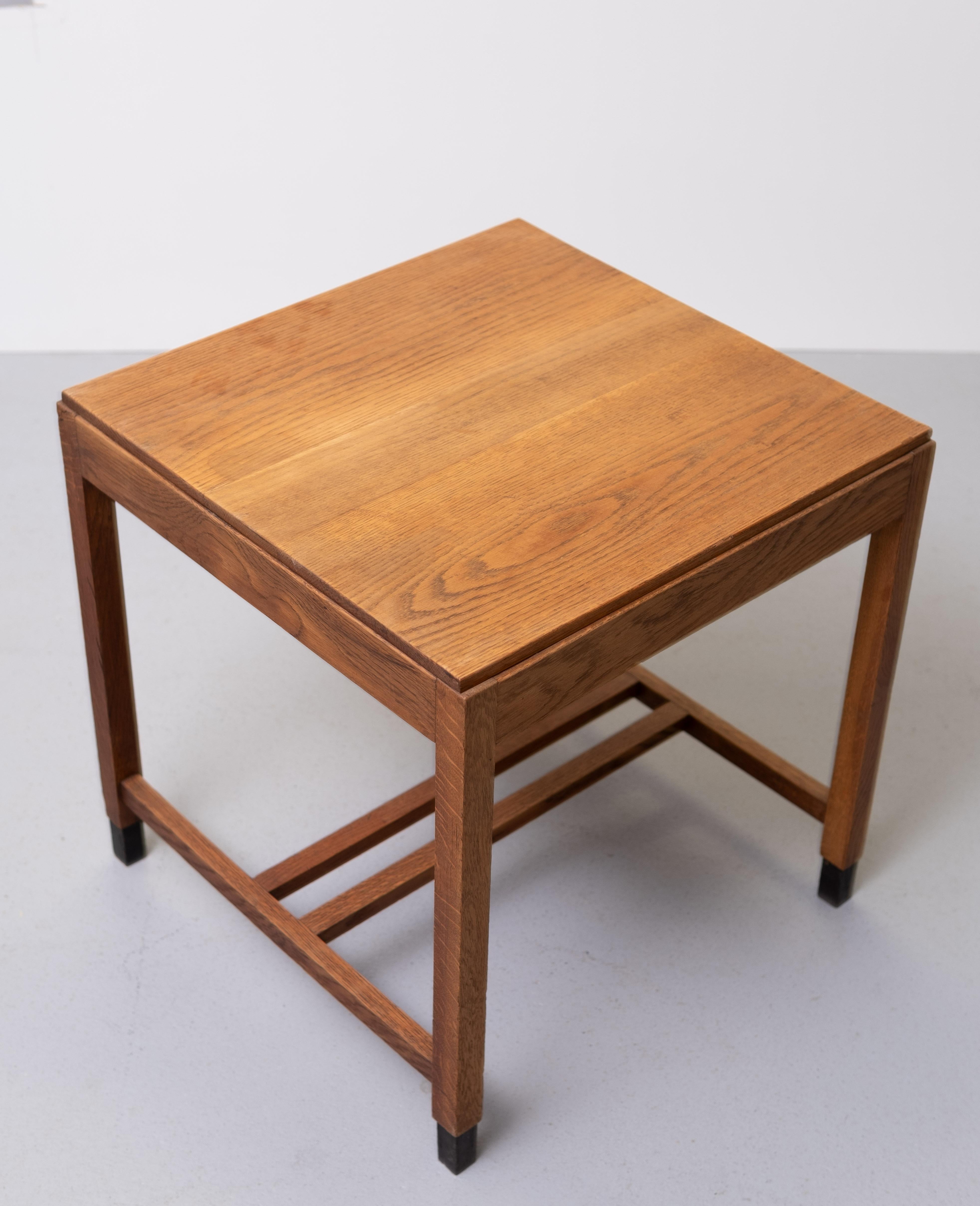 Amsterdamse School  Oak writing table  Dutch Art Deco  1930s  For Sale 5