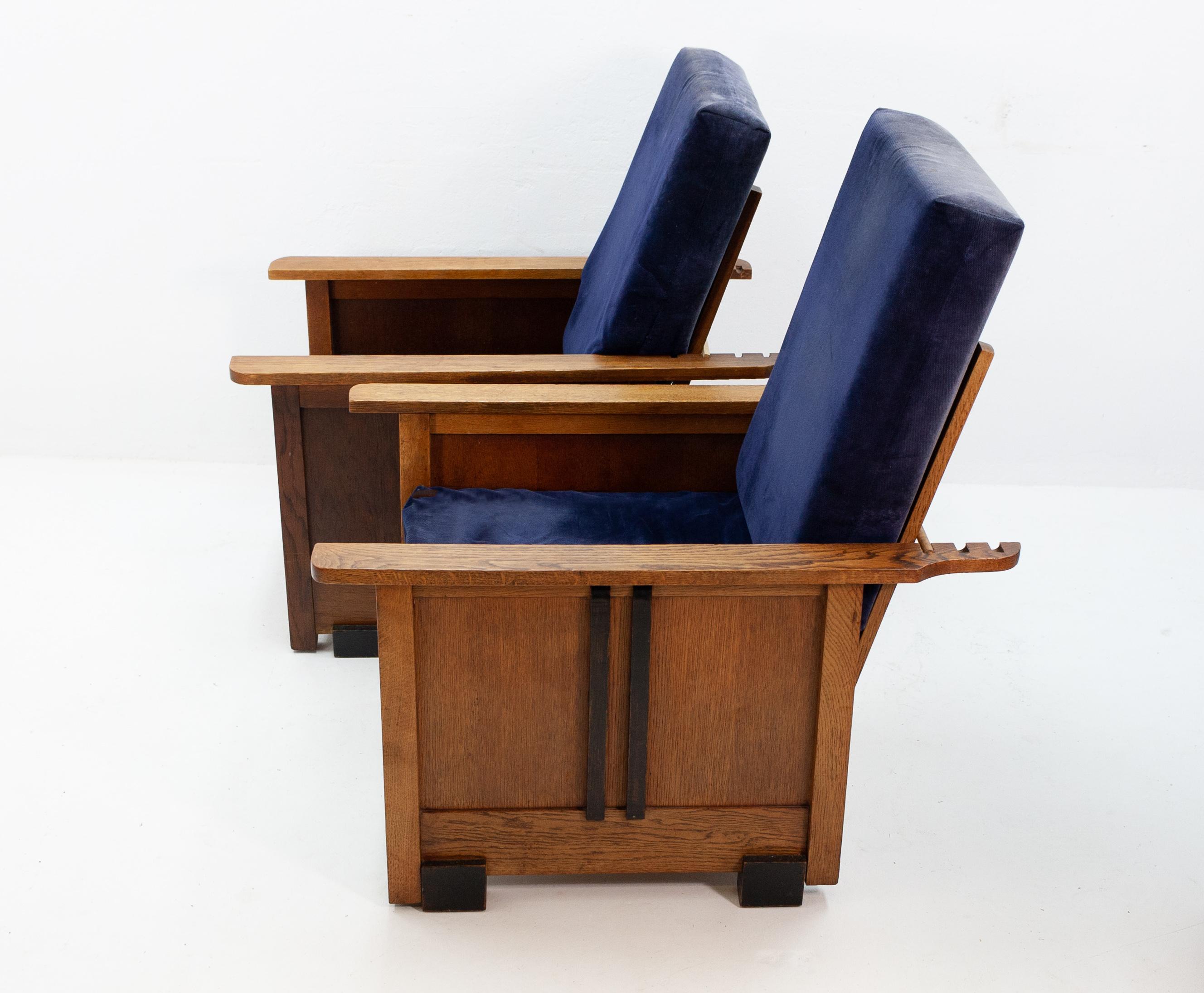 Two Amsterdamse School recliner chairs. Oakwood. Nice simple design. Good condition, 1920-1930
With blue velour’s upholstery. The upholstery is not so good anymore. Three sitting positions.



   