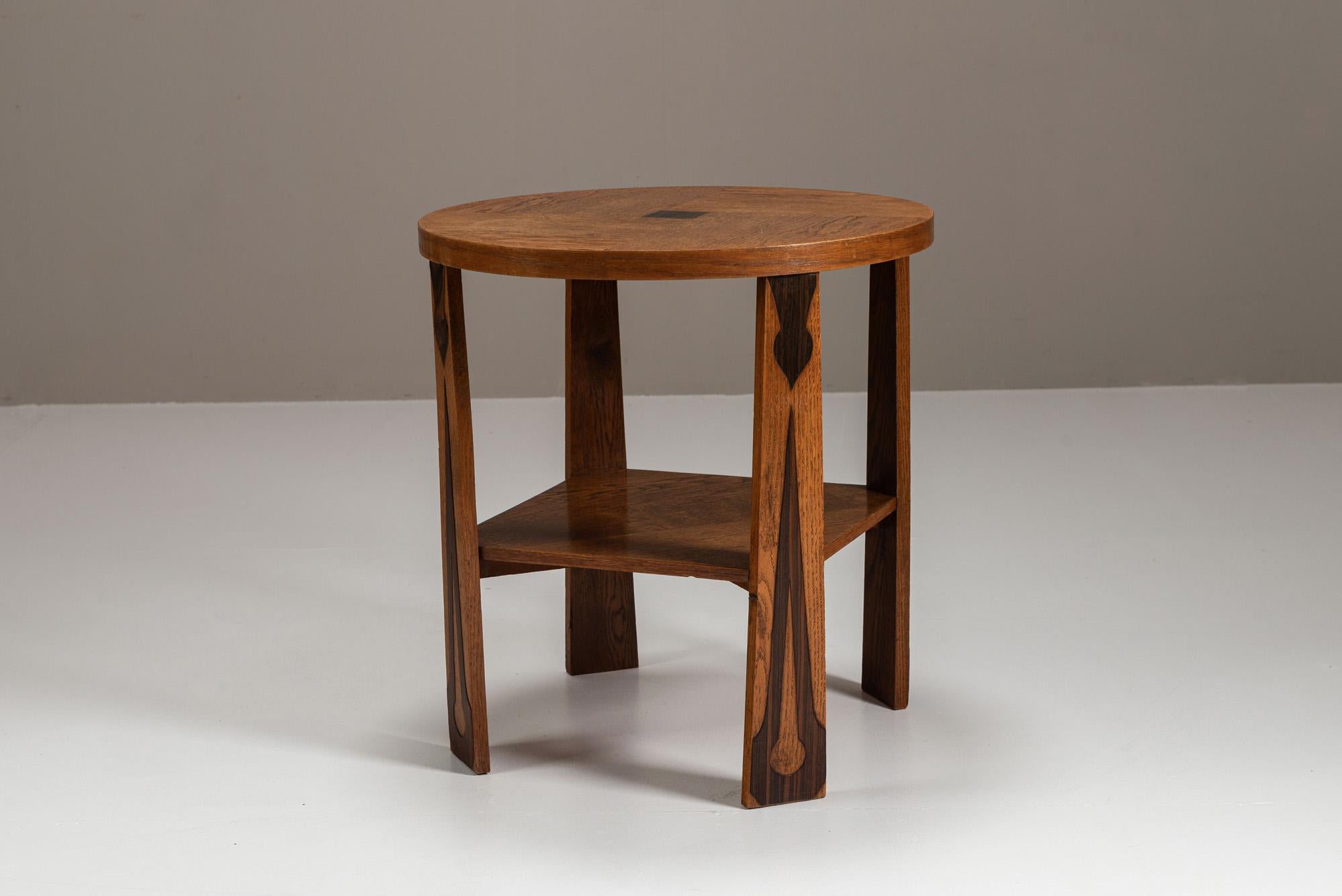 Le mouvement de l'école d'Amsterdam a produit des meubles qui équilibraient des formes audacieuses avec des détails artisanaux, et cette table d'appoint en chêne est un bel exemple de cet esprit.

Design
Réalisée dans les premières décennies du XXe