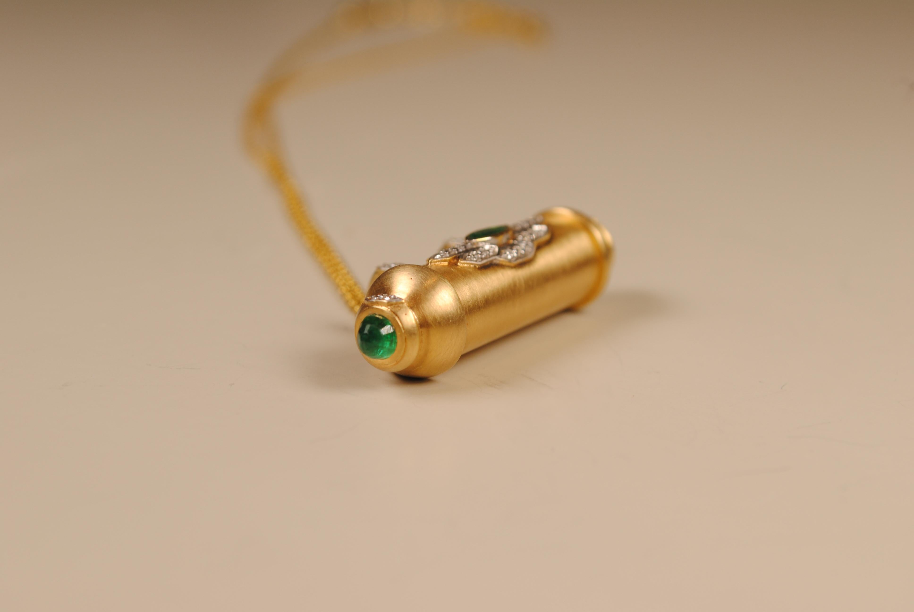 Questo squisito ciondolo tridimensionale con contenitore amuleto è stato progettato per proteggere e conservare i messaggi magici o i charme che contiene. Realizzato in oro 18KT, il ciondolo pesa 9,281 grammi e presenta un design intricato che