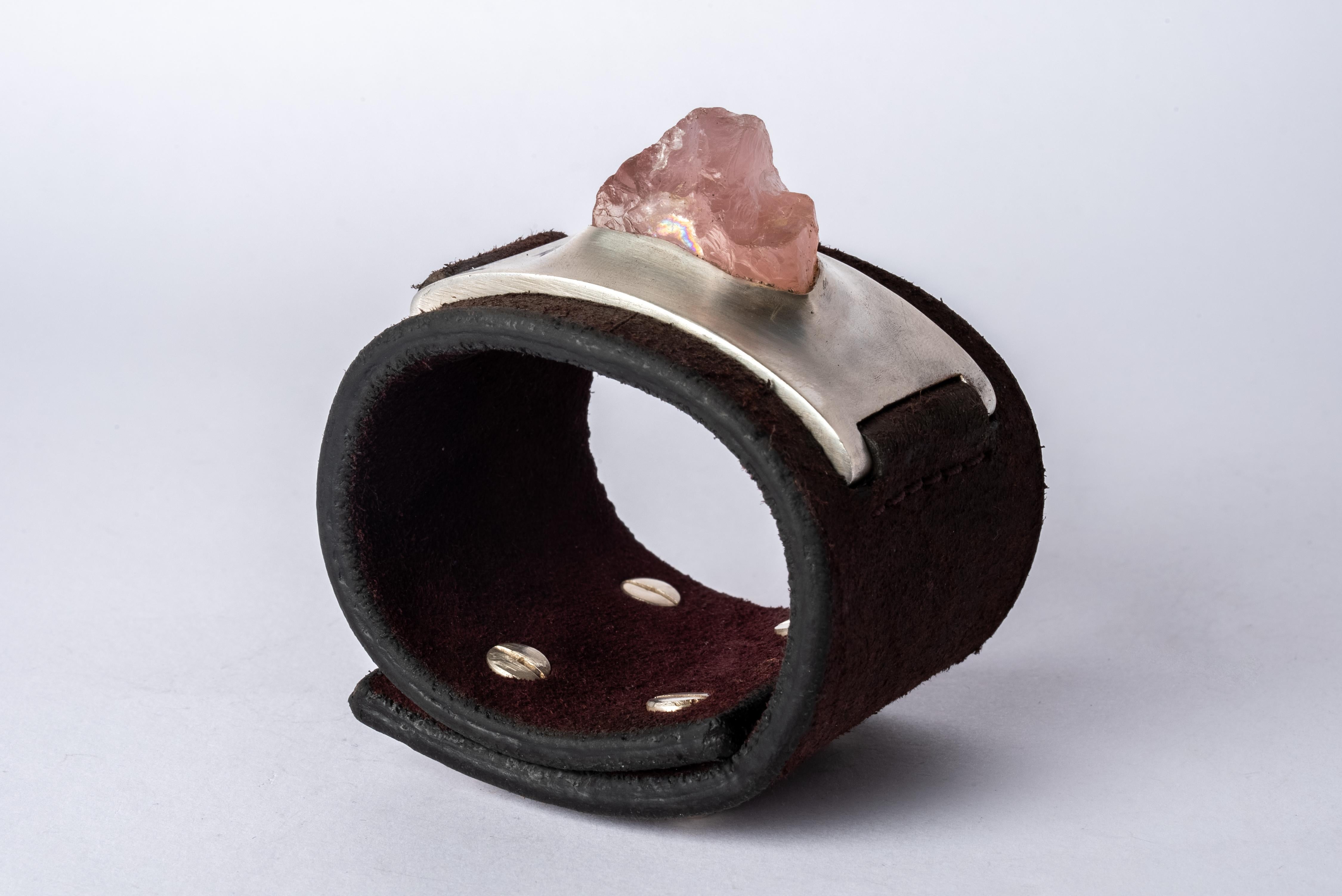 Bracelet in brass, rose quartz, and purple victoria leather. This item is made with a naturally occurring element and will vary from the photograph you see. Each piece is unique and this is what makes it special.
Bracelet band width: 50 mm