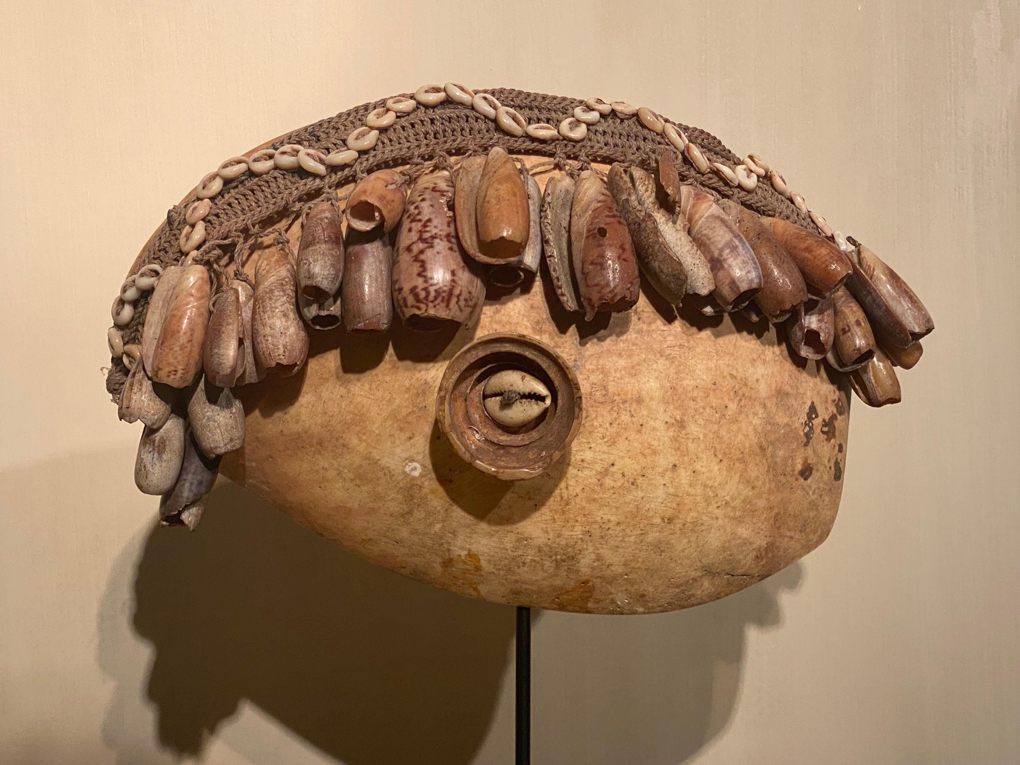 Außergewöhnliches Amulett - Halskette aus Papua-Neuguinea,
die aus verschiedenen Muscheln und Stoffen bestehen,
die gute, alte Patina und den Glanz des Objekts,
mächtiges und dekoratives Objekt