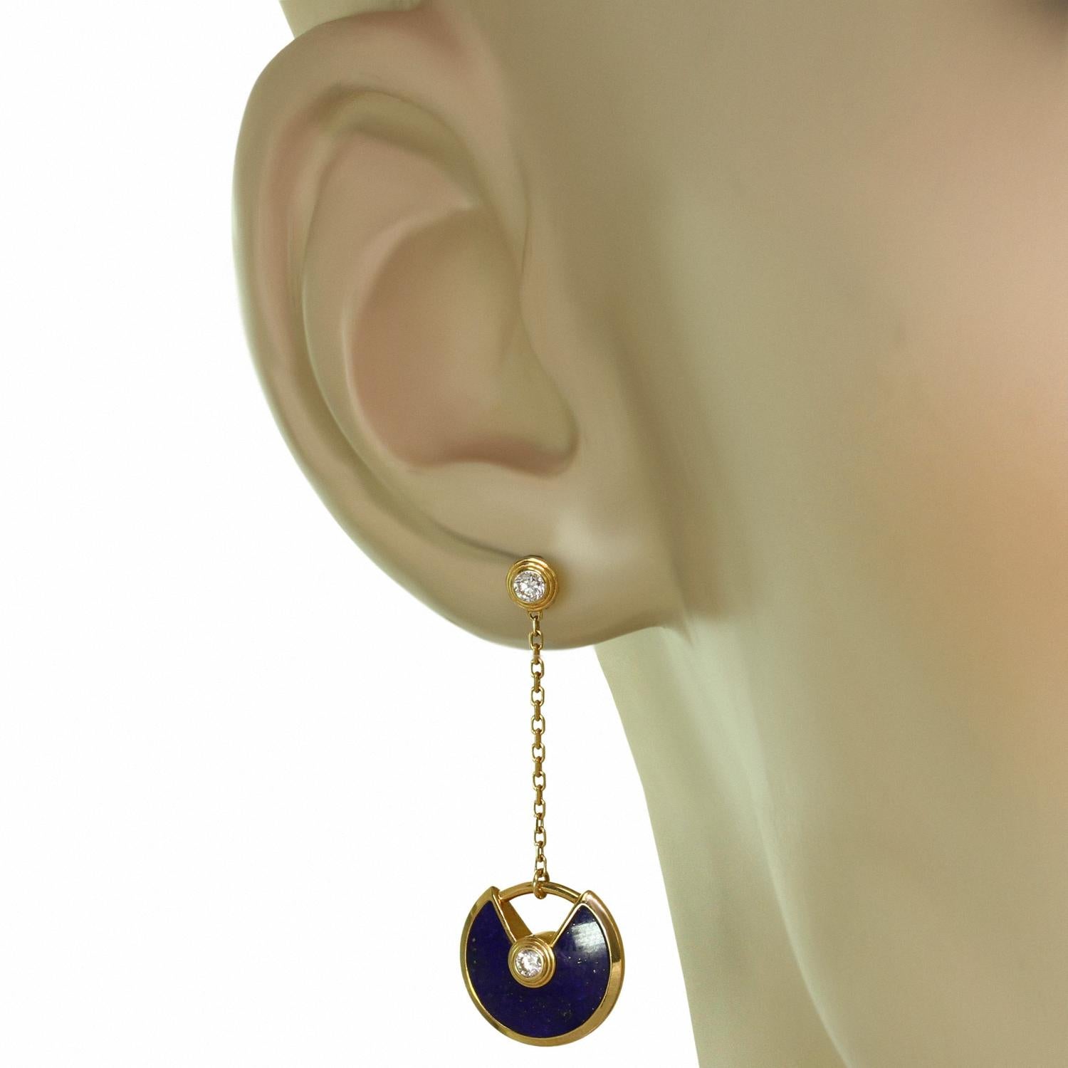 Boucles d'oreilles Amulette de Cartier en or jaune, lapis-lazuli et diamants Bon état - En vente à New York, NY