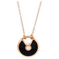 Collier pendentif « Amulette de Cartier » en or rose 18 carats, avec onyx et diamants (petit modèle)
