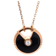 Amulette de Cartier Anhänger-Halskette aus 18 Karat Roségold mit Onyx und Diamanten, klein