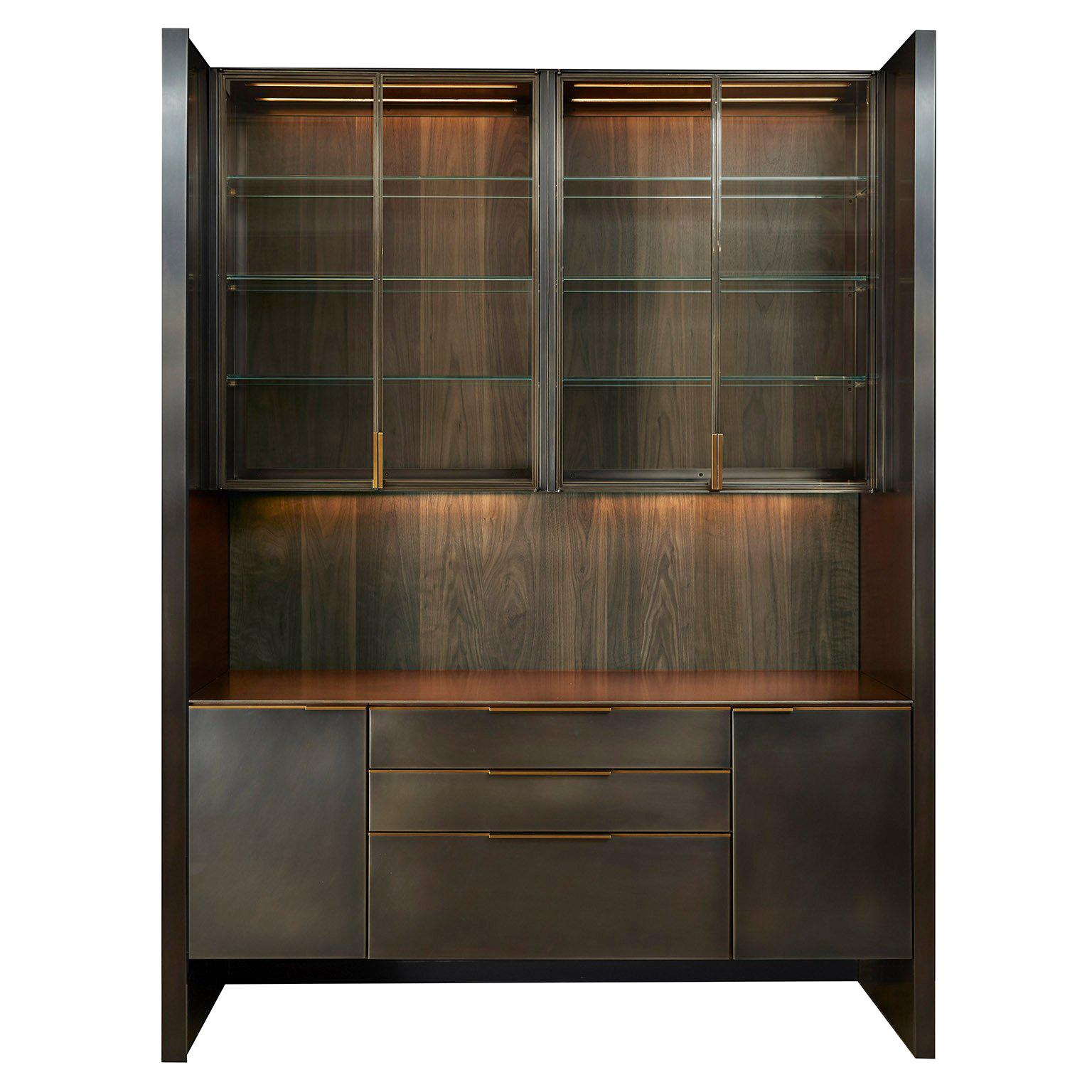 Bar in acciaio inox annerito + Oak di Amuneal con armadietti in vetro flottanti