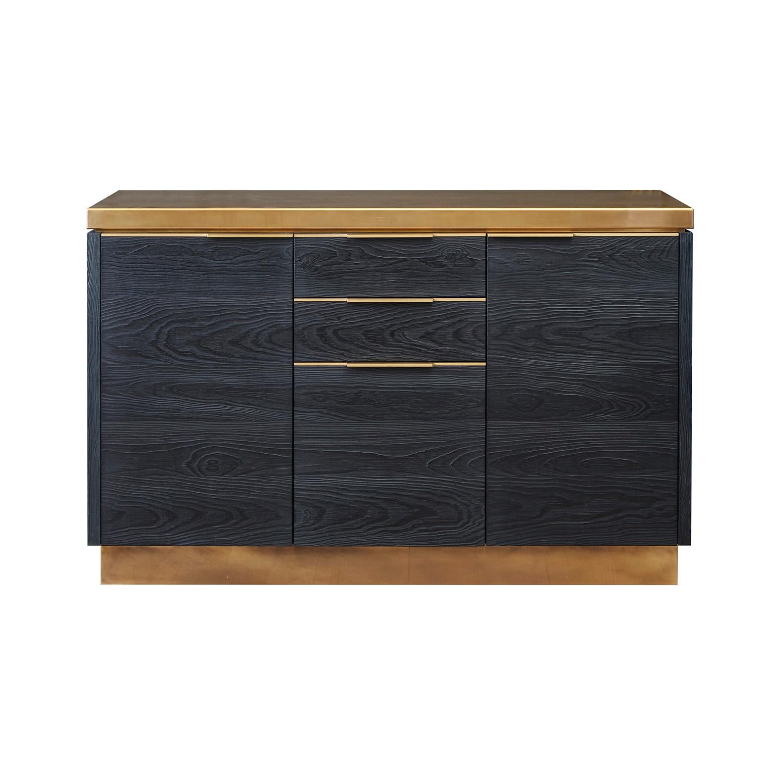 Mueble bar de pino carbonizado con encimera de latón de Amuneal