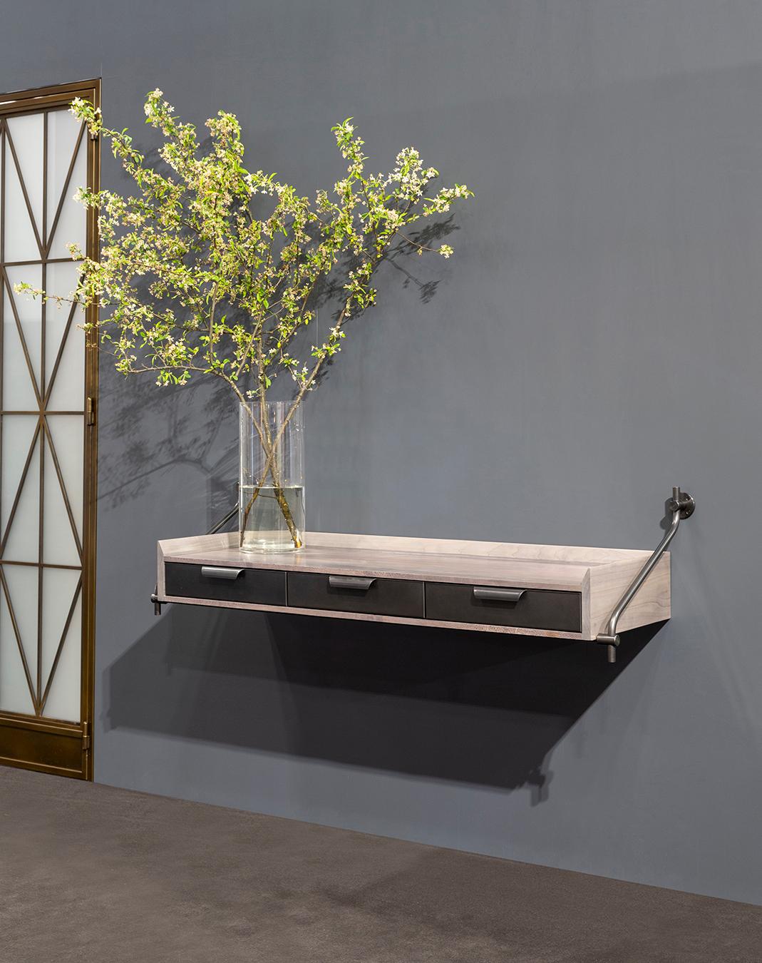 Moderne Amuneal's Collector's Knife Edge Console with 3 Drawers (Console à 3 tiroirs) en vente