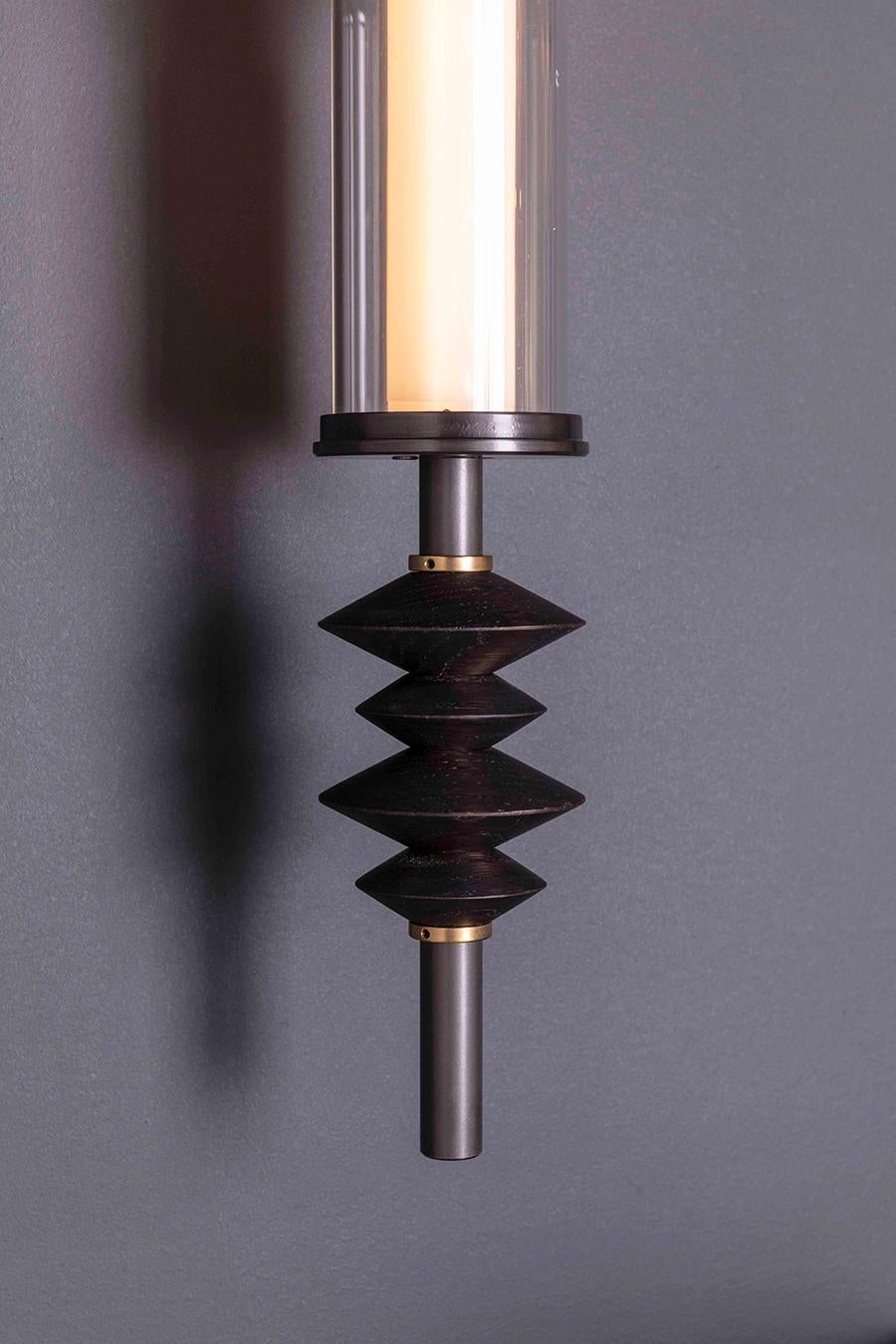 Amuneal's Wandleuchter aus geblasenem Glas, Stahl + Eiche, Doppel-Totem (Gebleicht) im Angebot