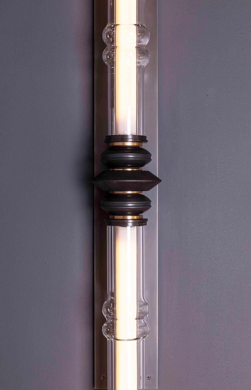 Amuneal's Wandleuchter aus geblasenem Glas, Stahl + Eiche, Doppel-Totem im Zustand „Neu“ im Angebot in New York, NY