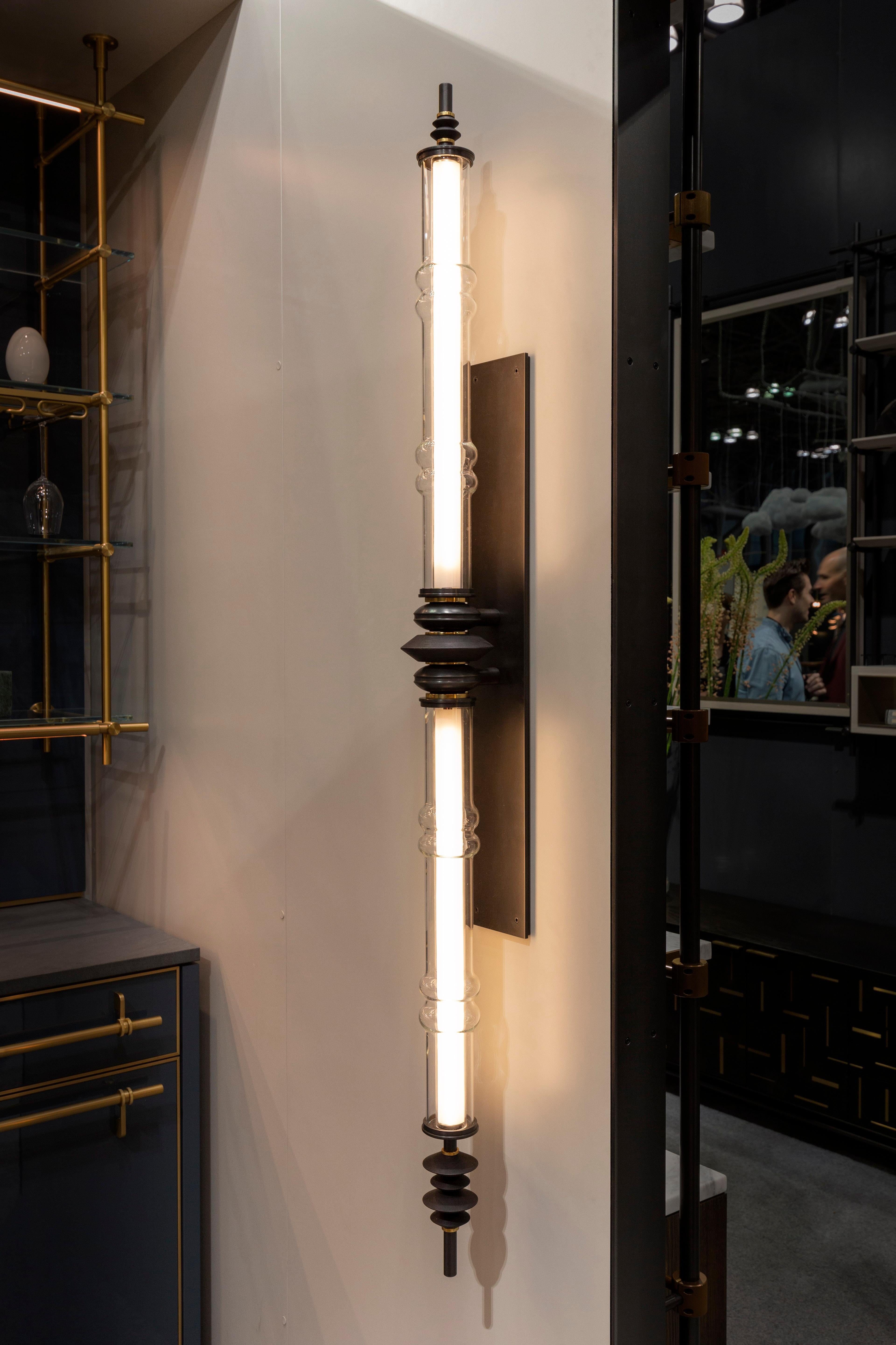 Amuneal's Wandleuchter aus geblasenem Glas, Stahl + Eiche, Doppel-Totem (Moderne) im Angebot