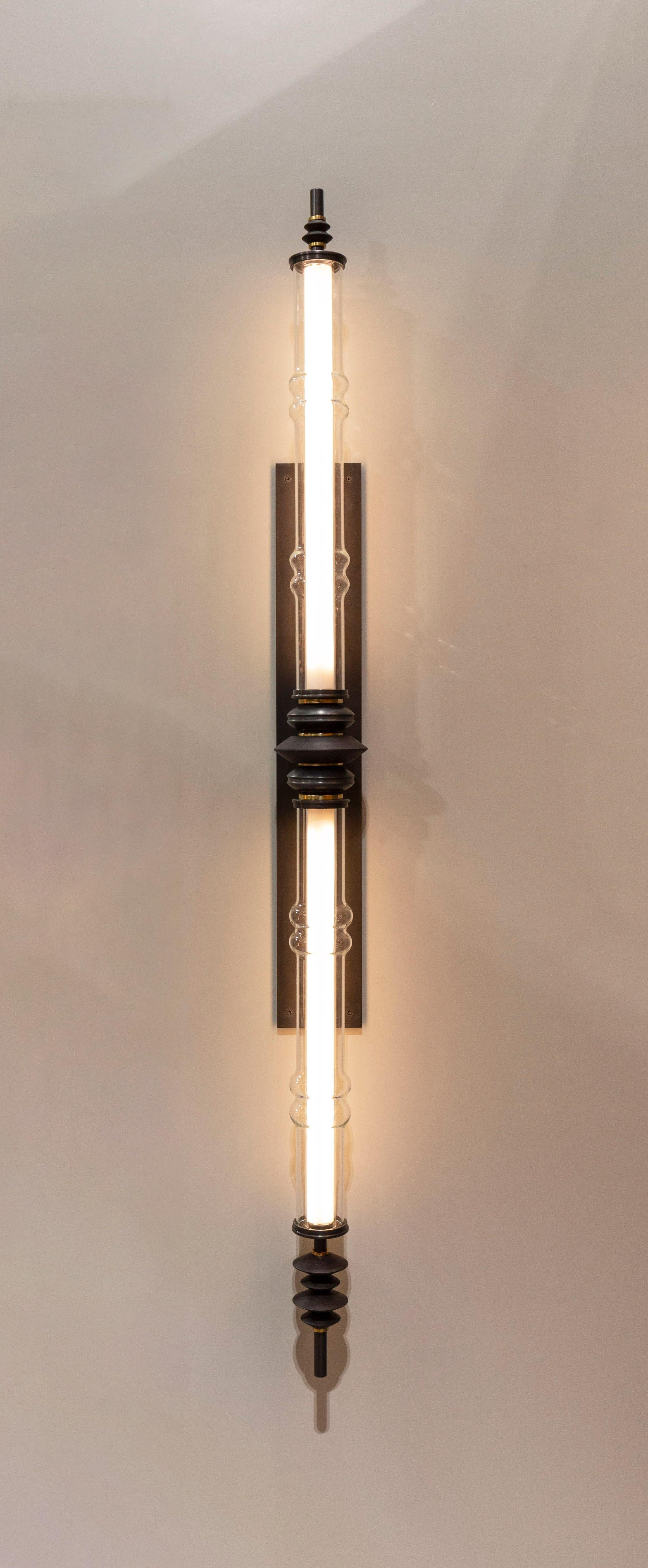 Amuneal's Wandleuchter aus geblasenem Glas, Stahl + Eiche, Doppel-Totem (amerikanisch) im Angebot