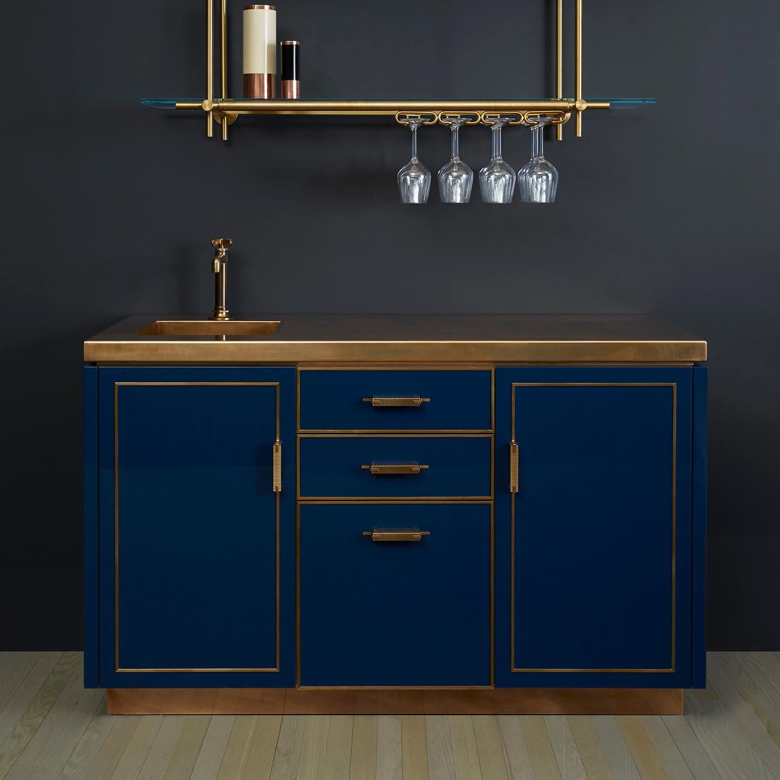 Mid-Century moderno Mobile bar in lacca blu di Amuneal con piano d'appoggio in ottone e lavello integrato in vendita
