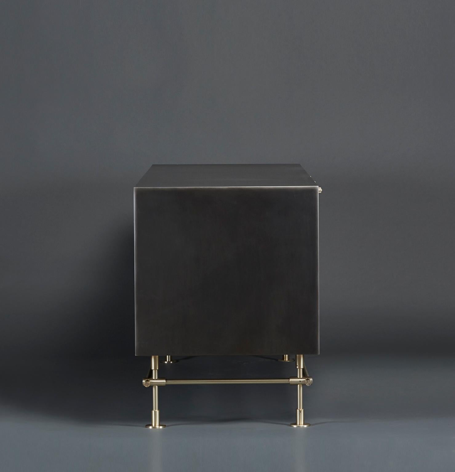 Credenza Maker in Oak grigio e acciaio rivestito in metallo di Amuneal In condizioni Nuovo in vendita a New York, NY