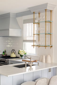 Scaffali da collezione in ottone e vetro di Amuneal