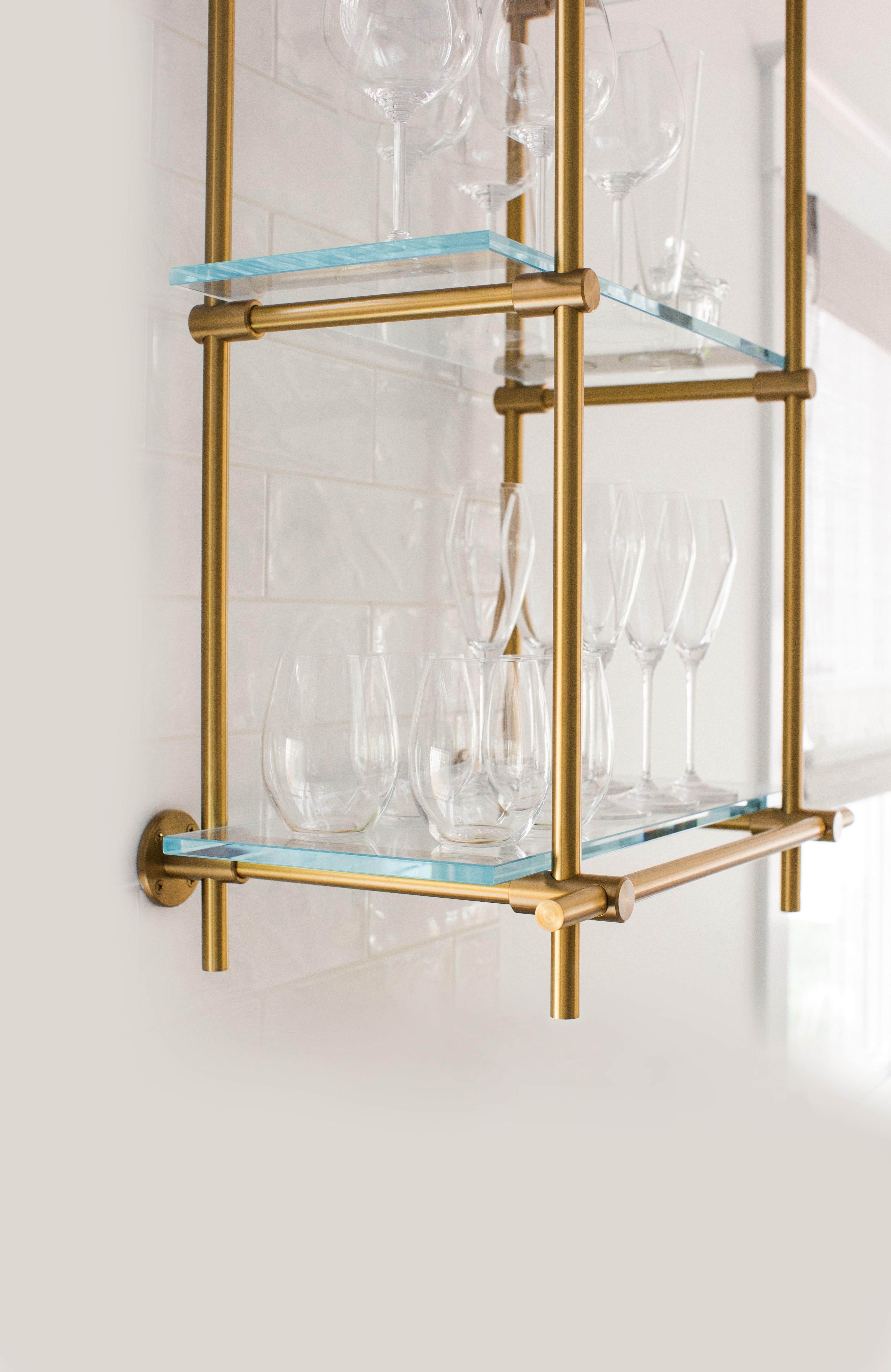 Estantería de coleccionista de latón y cristal de Amuneal Moderno en venta