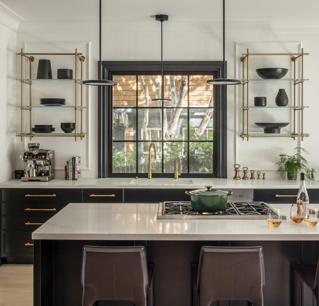 Estantería de coleccionista de latón y cristal de Amuneal en Nuevo estado para la venta en New York, NY