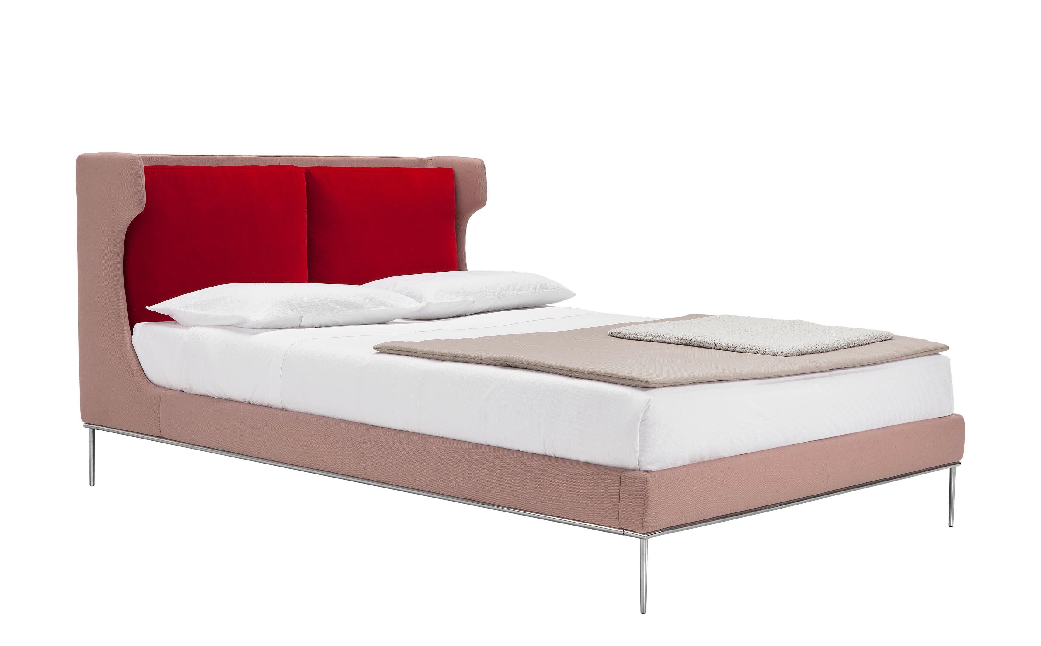 Das Bett Alice ist ein eleganter Vorschlag, der gewundenes Design, Dickenkontrolle und große Eleganz vereint. Das Bett aus der Alice-Kollektion ist ein Zeichen von großer Zeitgenossenschaft und Klassizität zugleich. Es ist leicht und leicht und