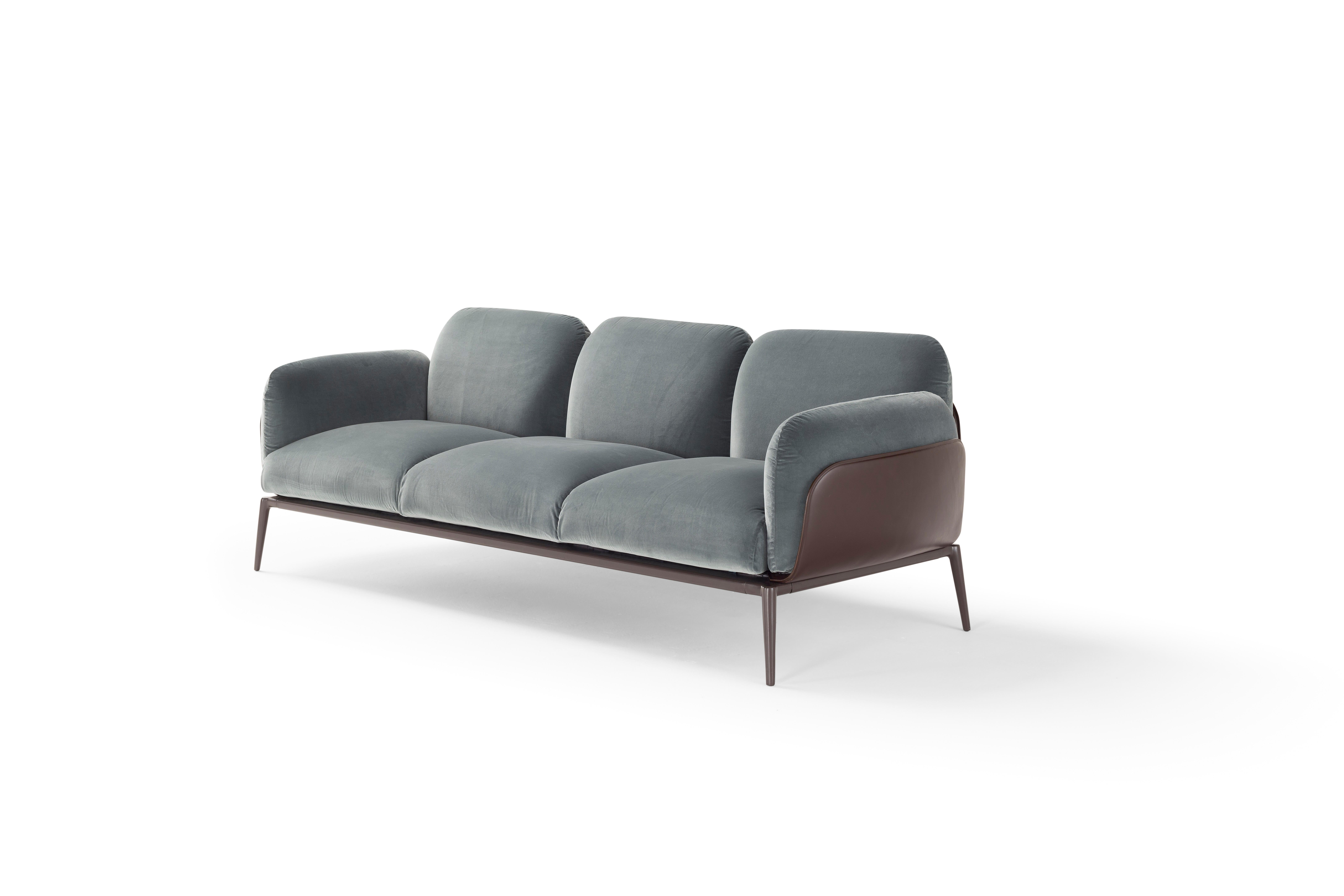 The Brooklyn sofa takes its inspiration from the New York neighborhood of Brooklyn: a hotspot of trends springing from diverse styles. With its strong personality, the Brooklyn sofa is born from the intersection of extremely innovative materials in