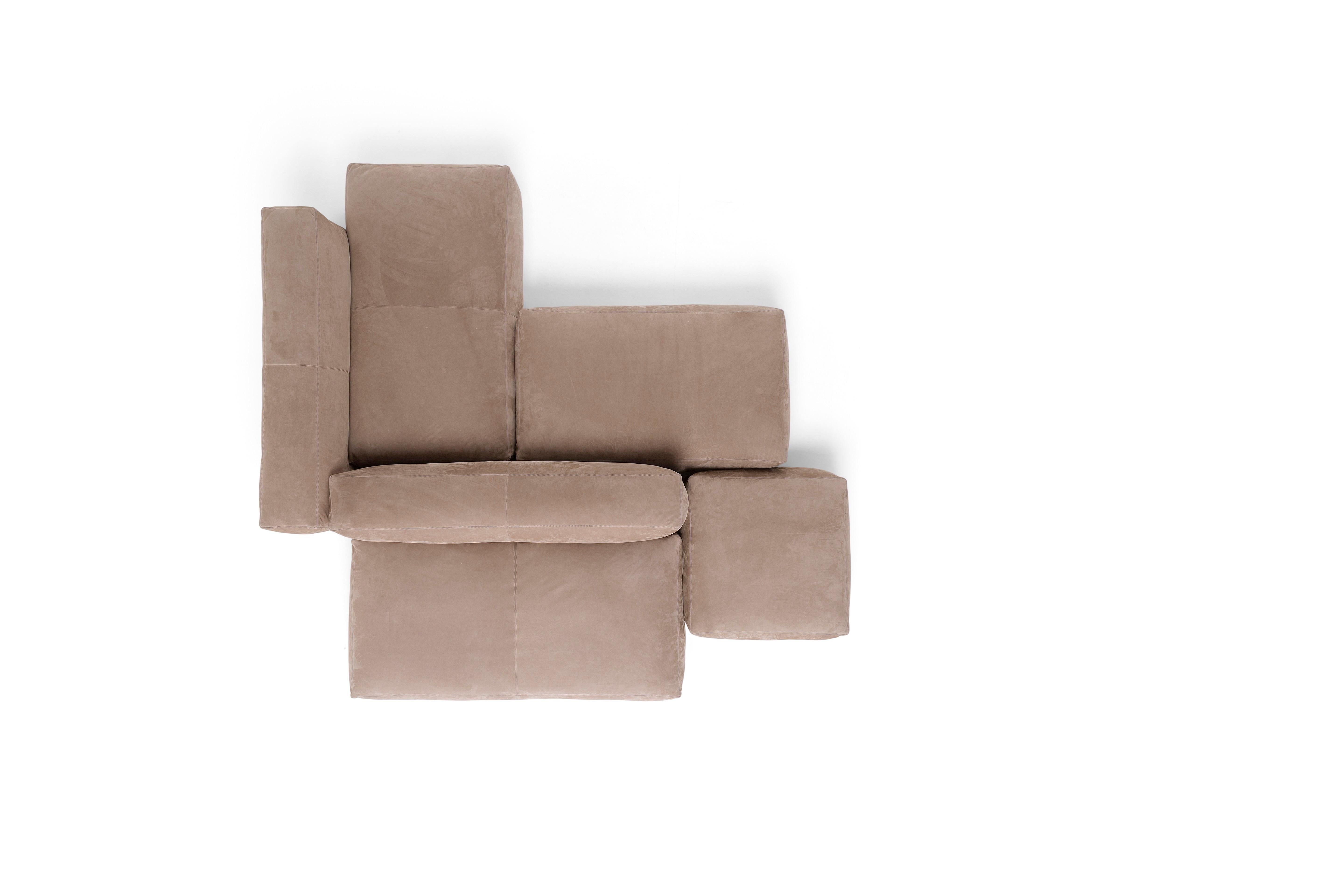 Thanks to a smart play of junctions and combinations, Davis renews the living room by aiming at the customization and freedom of interpretation of volumes and geometries. A multifaceted sofa, covered in leather, with modularity as its strongest